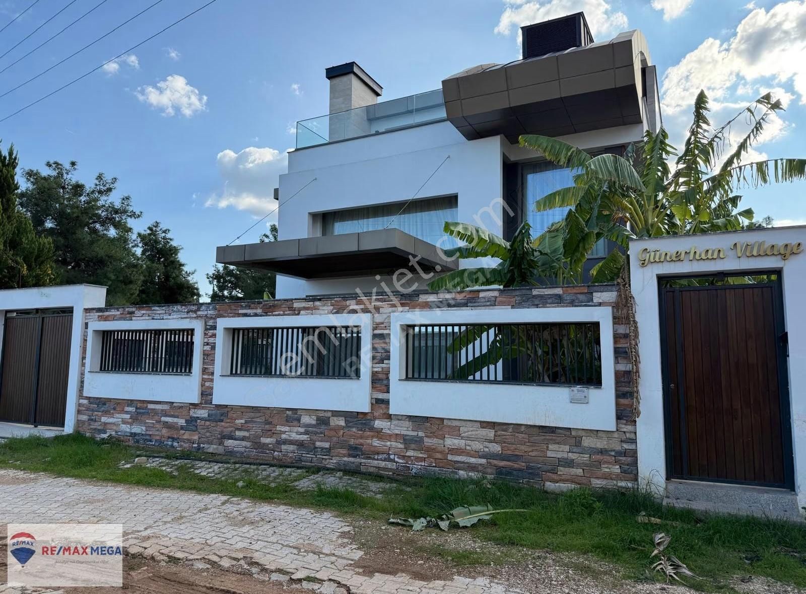 Düzlerçamında Asansörlü Yüksek Galeri Boşluğu Bulunan Villa