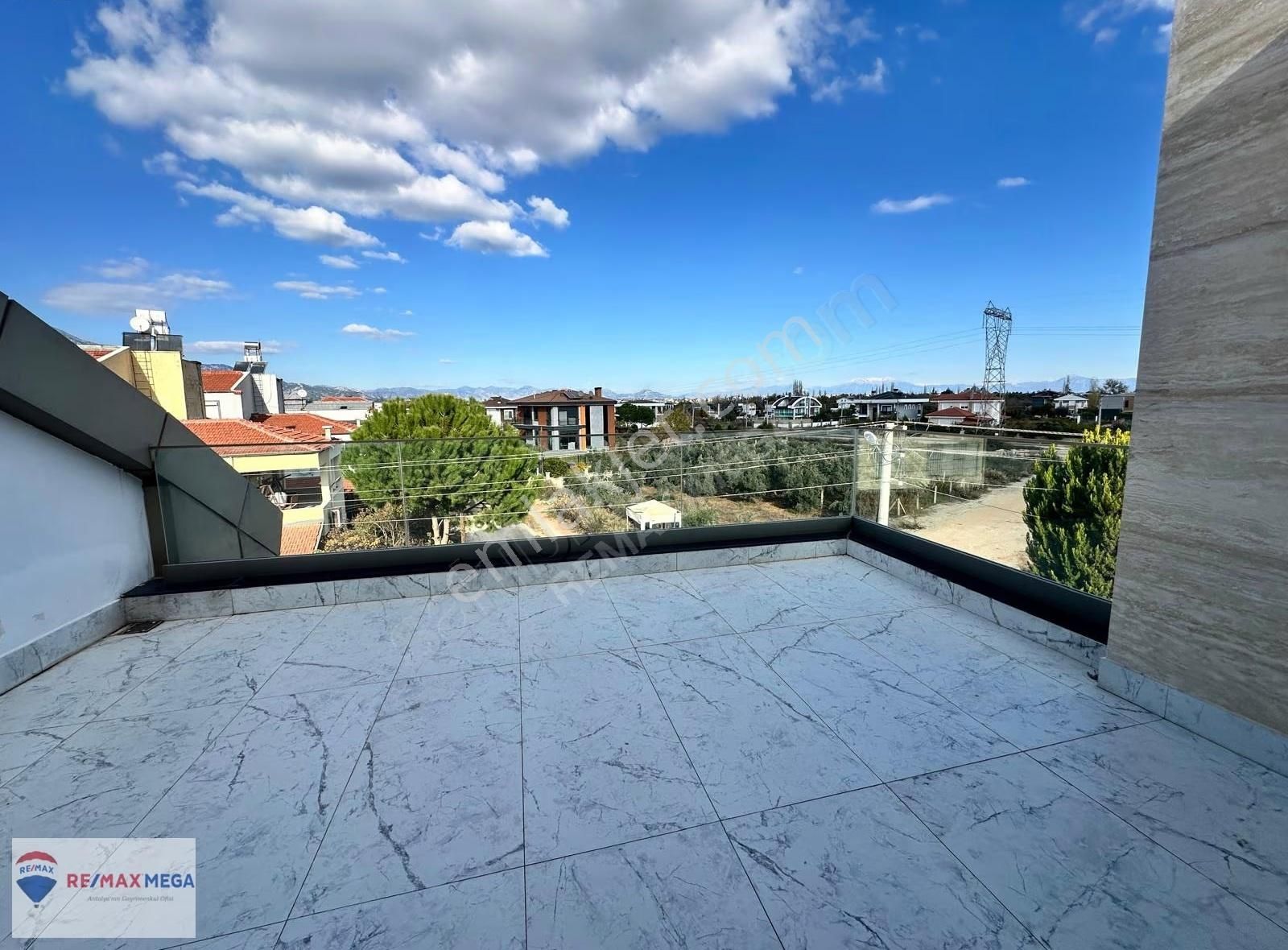 Düzlerçamında Asansörlü Yüksek Galeri Boşluğu Bulunan Villa - Görsel 16