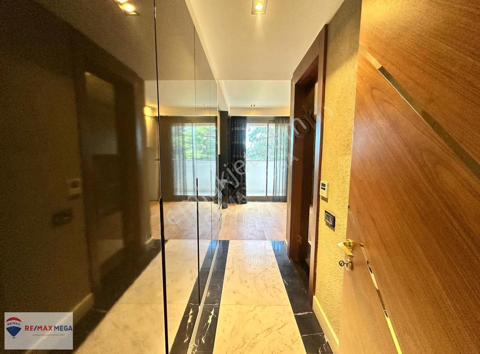 Düzlerçamında Asansörlü Yüksek Galeri Boşluğu Bulunan Villa - Görsel 2