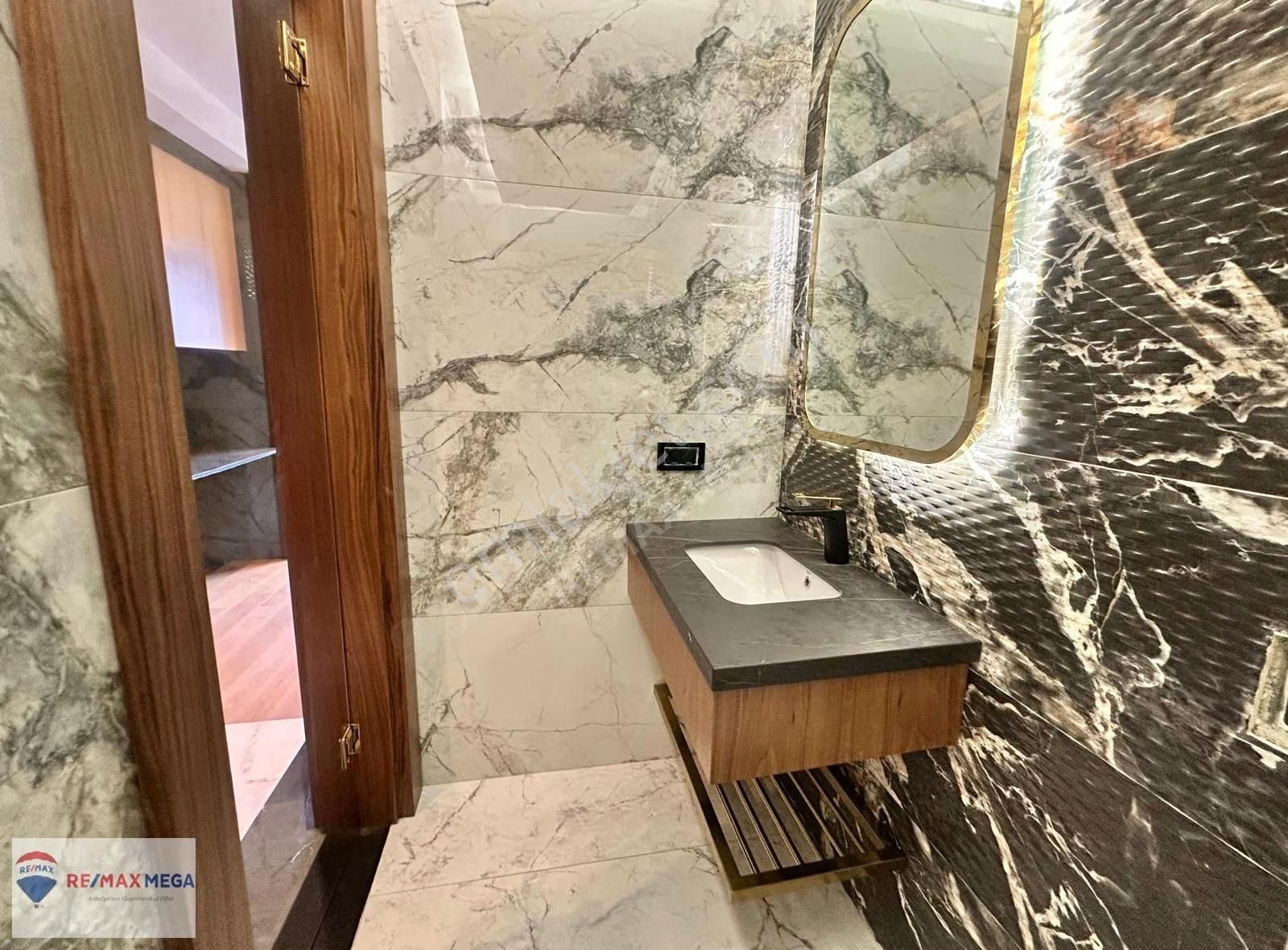 Düzlerçamında Asansörlü Yüksek Galeri Boşluğu Bulunan Villa - Görsel 11