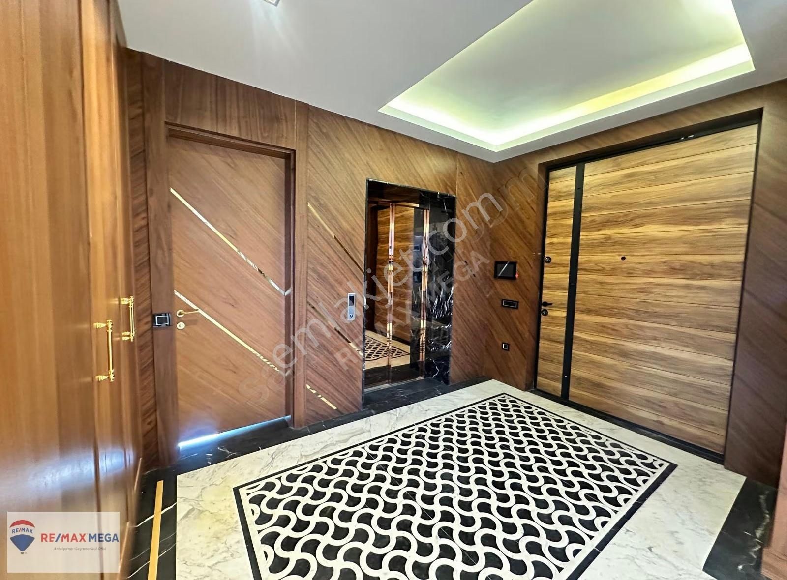 Düzlerçamında Asansörlü Yüksek Galeri Boşluğu Bulunan Villa - Görsel 18