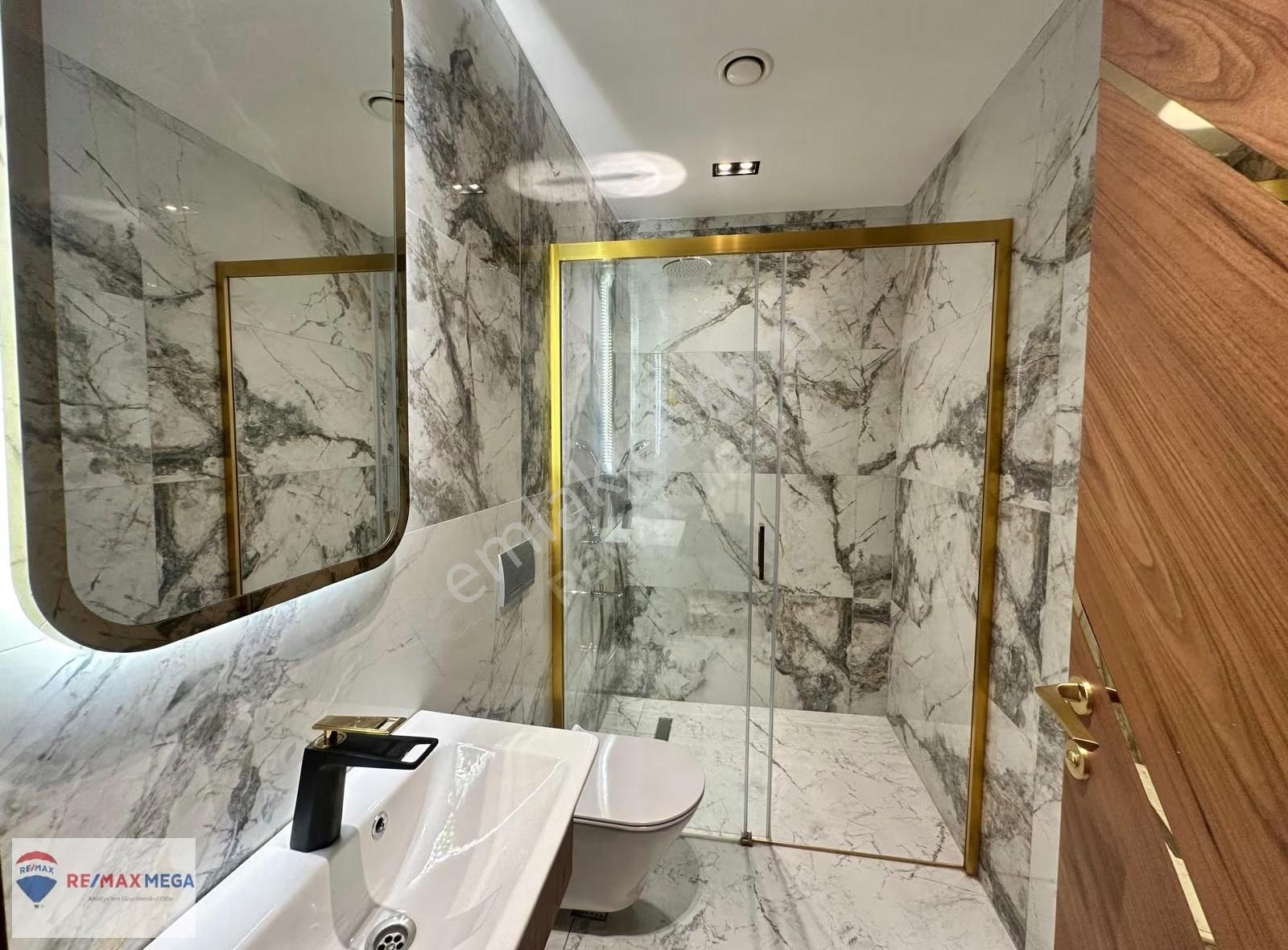 Düzlerçamında Asansörlü Yüksek Galeri Boşluğu Bulunan Villa - Görsel 24