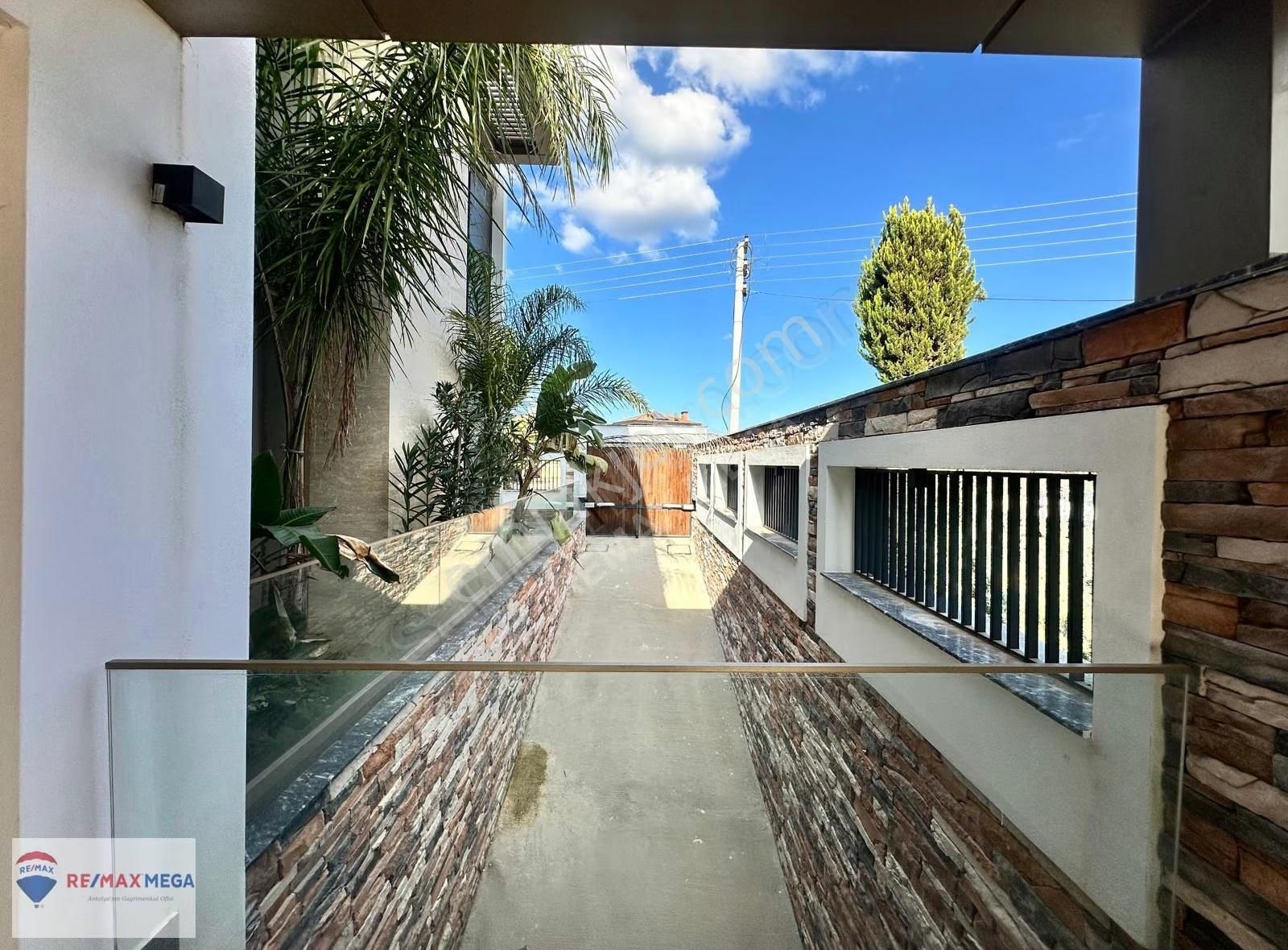 Düzlerçamında Asansörlü Yüksek Galeri Boşluğu Bulunan Villa - Görsel 32