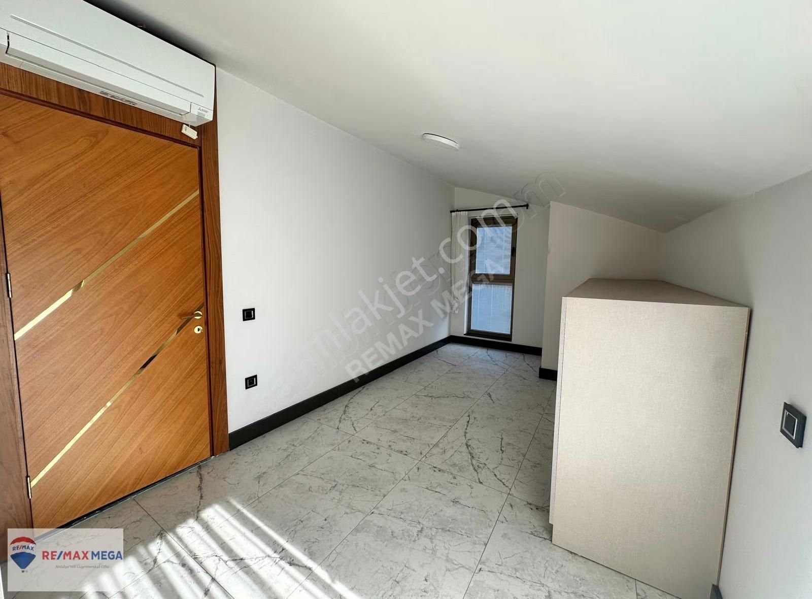 Düzlerçamında Asansörlü Yüksek Galeri Boşluğu Bulunan Villa - Görsel 17