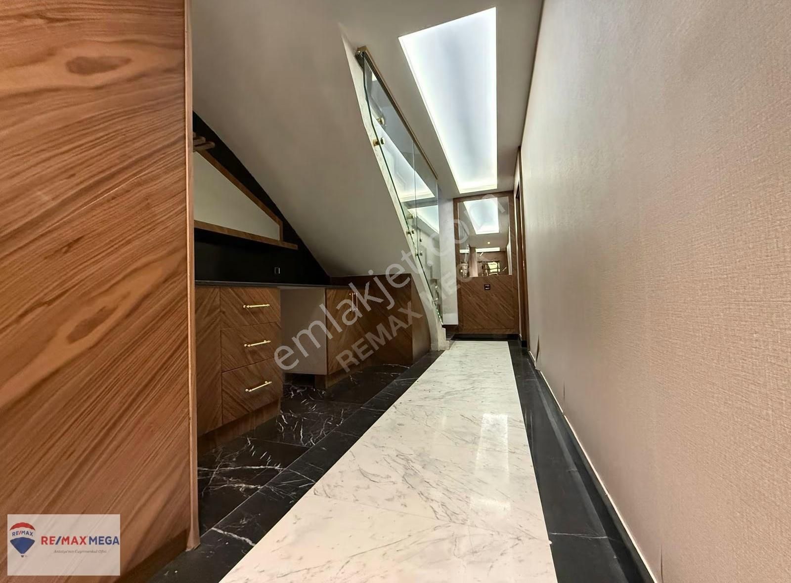 Düzlerçamında Asansörlü Yüksek Galeri Boşluğu Bulunan Villa - Görsel 10