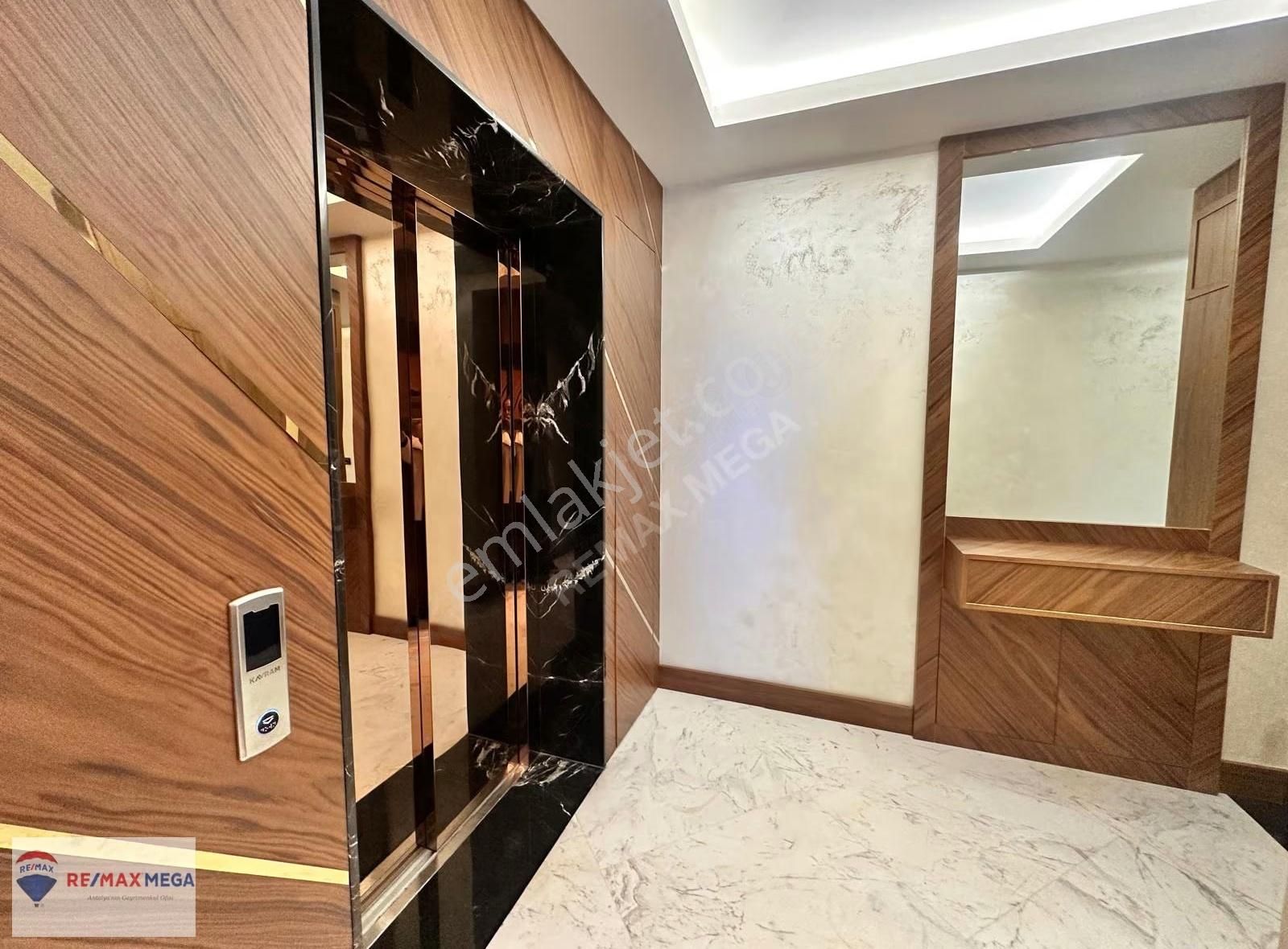 Düzlerçamında Asansörlü Yüksek Galeri Boşluğu Bulunan Villa - Görsel 4