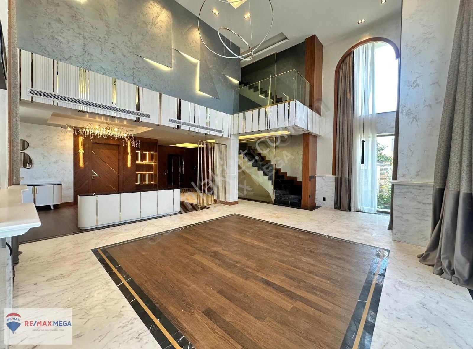 Düzlerçamında Asansörlü Yüksek Galeri Boşluğu Bulunan Villa - Görsel 3