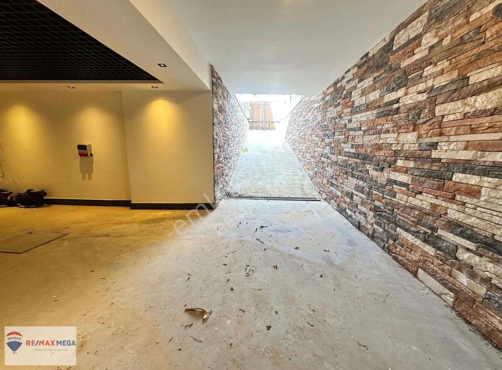 Düzlerçamında Asansörlü Yüksek Galeri Boşluğu Bulunan Villa - Görsel 31