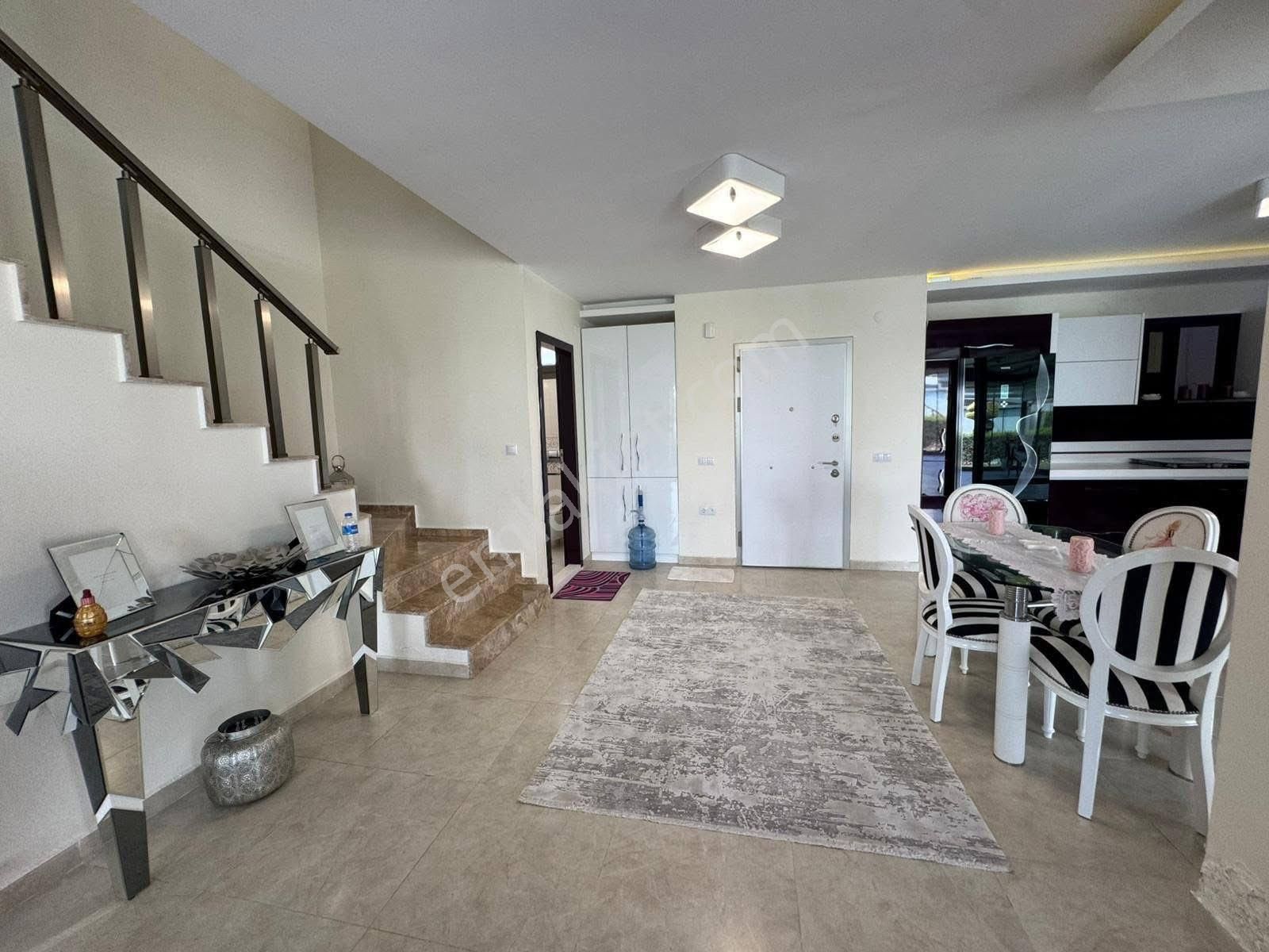 Kuşadası Karaova Da Havuzlu Site İçerisinde 3+1 Villa - Görsel 11