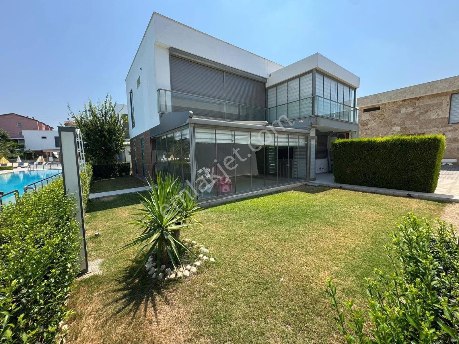 Kuşadası Karaova Da Havuzlu Site İçerisinde 3+1 Villa