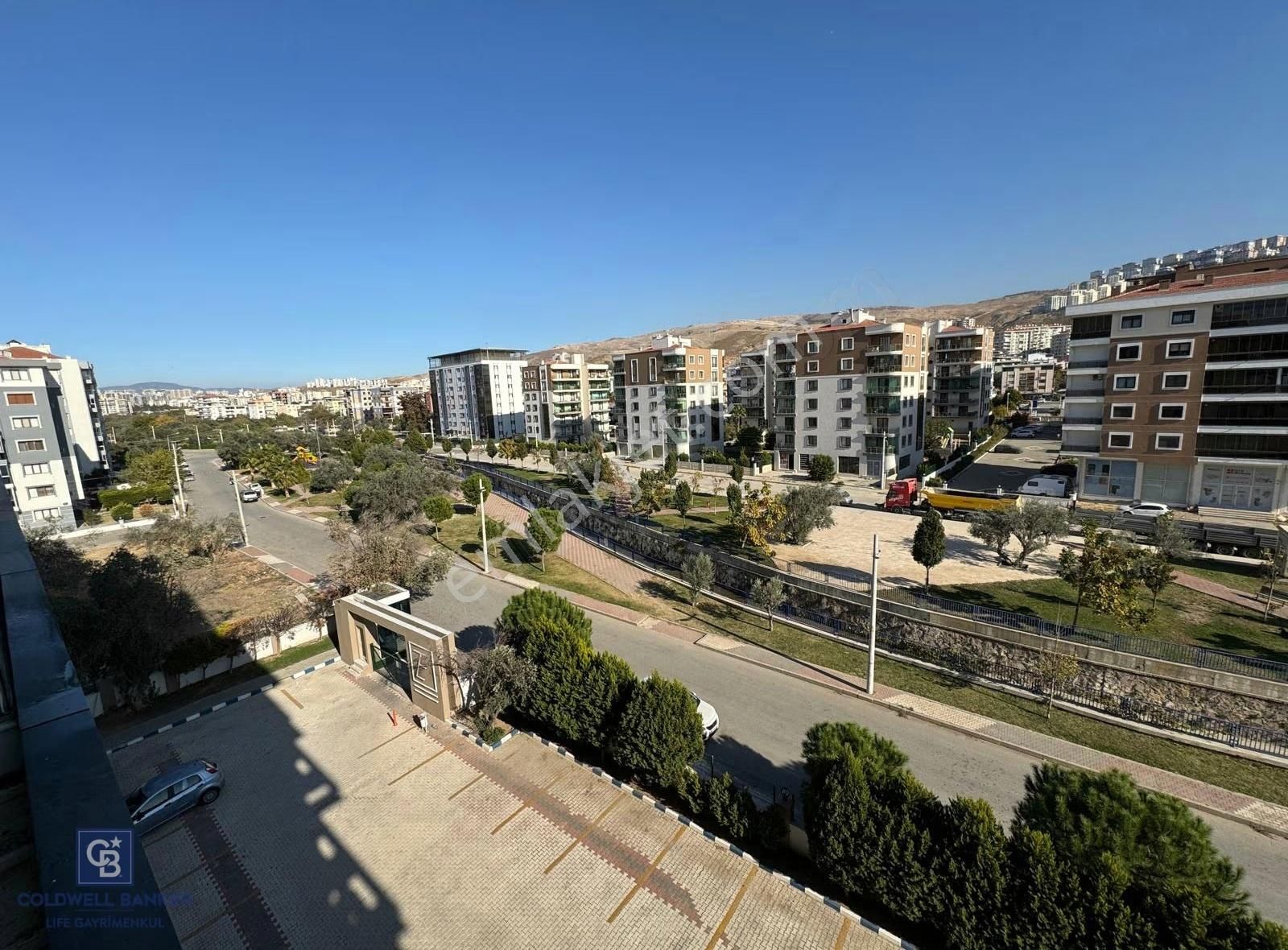 Çiğli Havuzlu Sitede Eşyalı Büyük 1+1 Kiralık Daire - Görsel 23