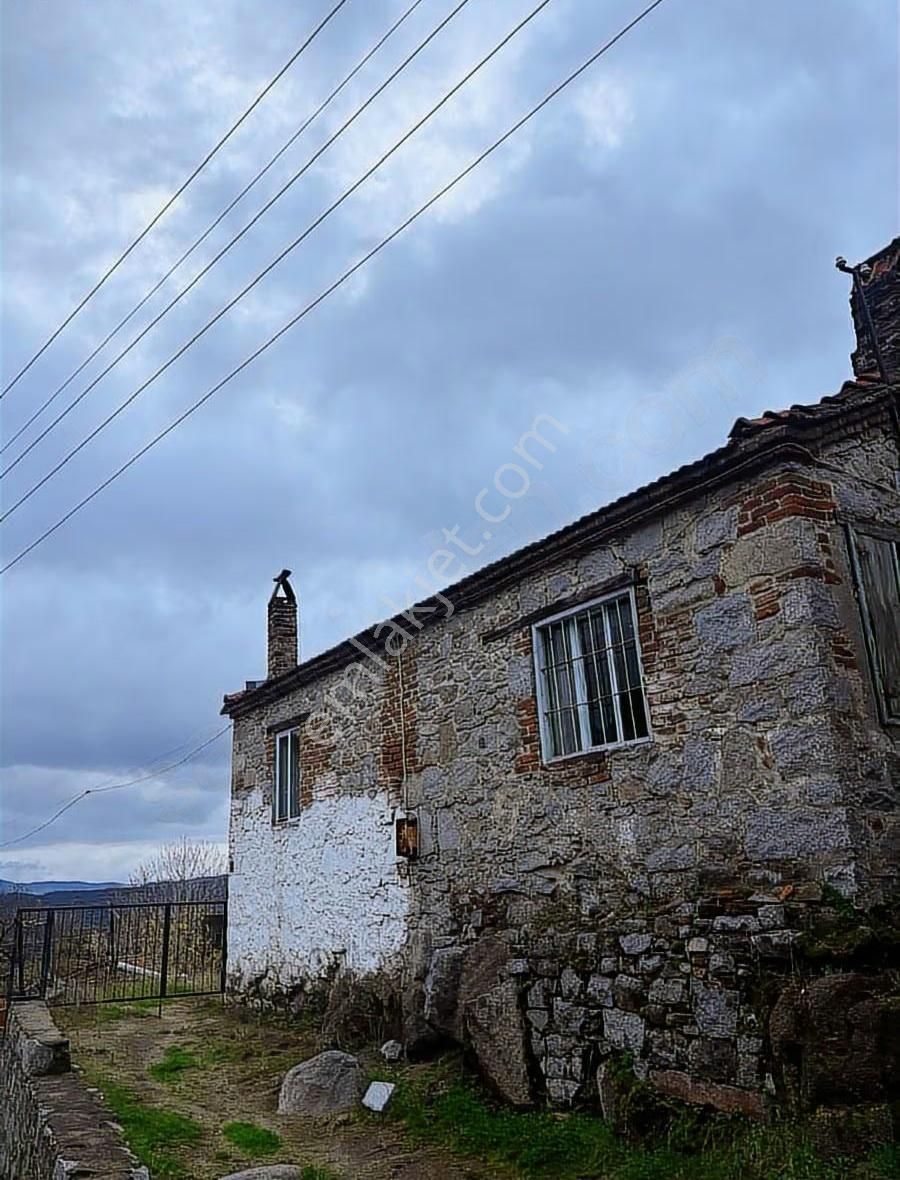 Köy Emlaktan Taş Ev Ve Bahçe Satışa Sunulmuştur.
