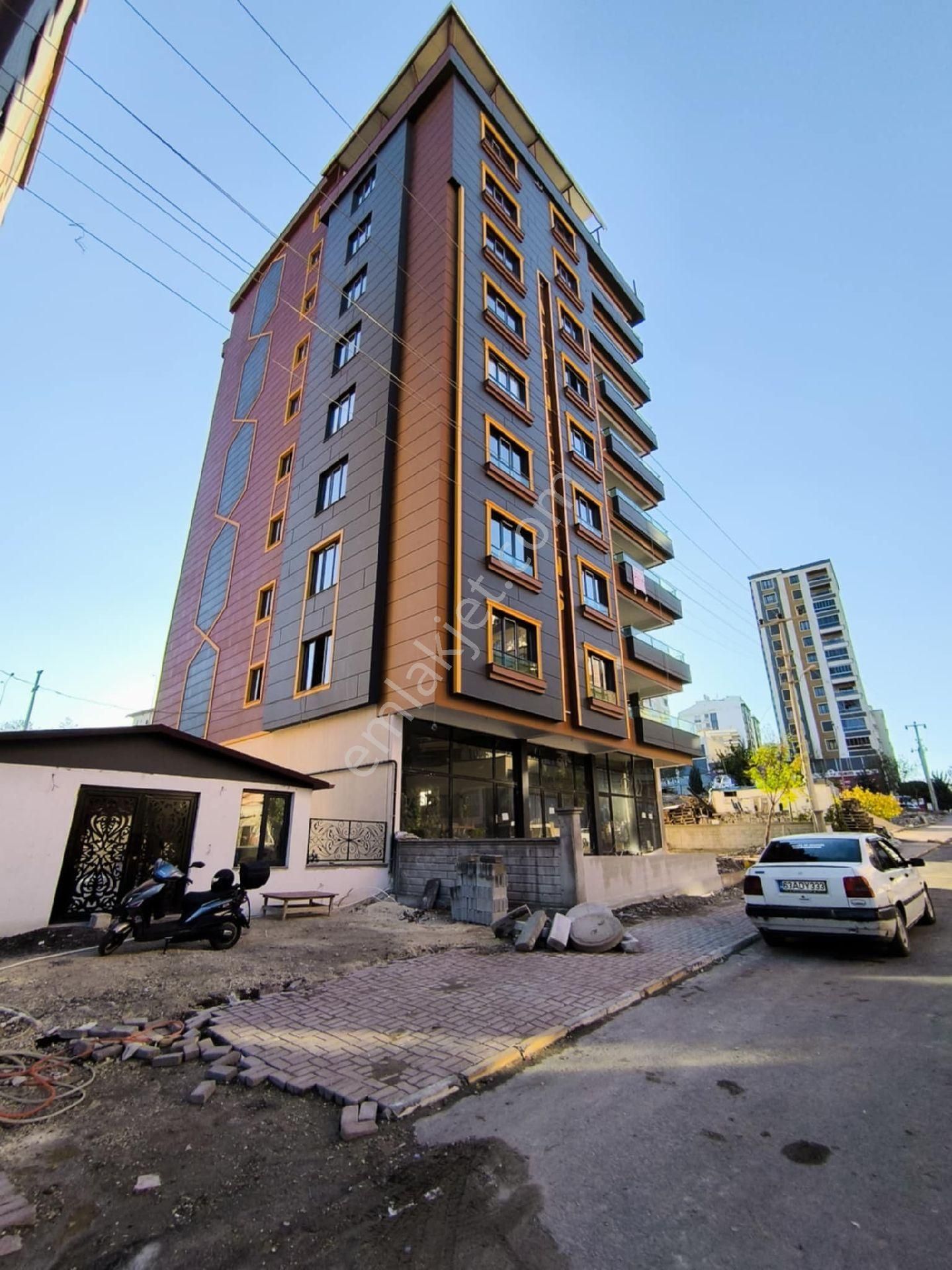 Yavuz Emlak Tan Satılık Daire Arakat Karaköprü Otogar Yanında 5+1