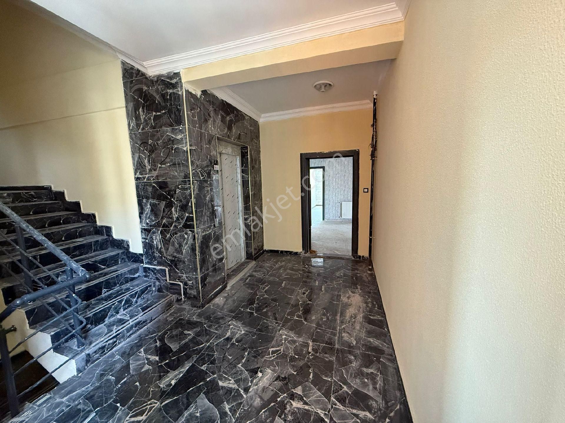 Yavuz Emlak Tan Satılık Daire Arakat Karaköprü Otogar Yanında 5+1 - Görsel 8