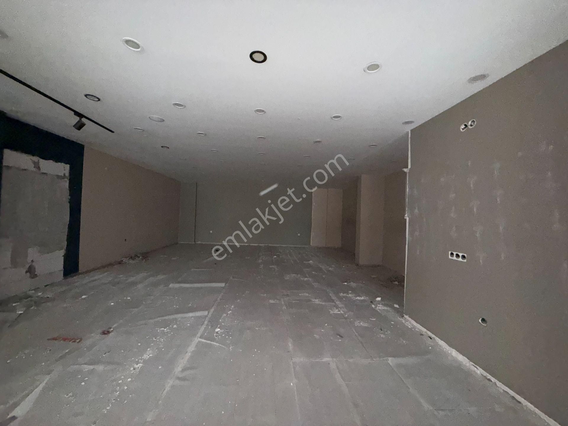 Seferihisar Ana Cadde Üzerinde Cam Vitrinli 350 M² Kiralık Dükkân - Görsel 3