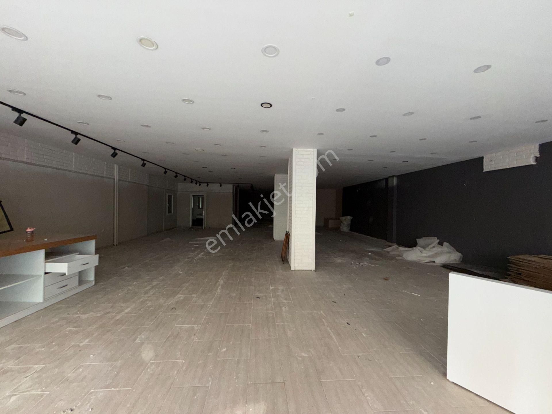 Seferihisar Ana Cadde Üzerinde Cam Vitrinli 350 M² Kiralık Dükkân - Görsel 8