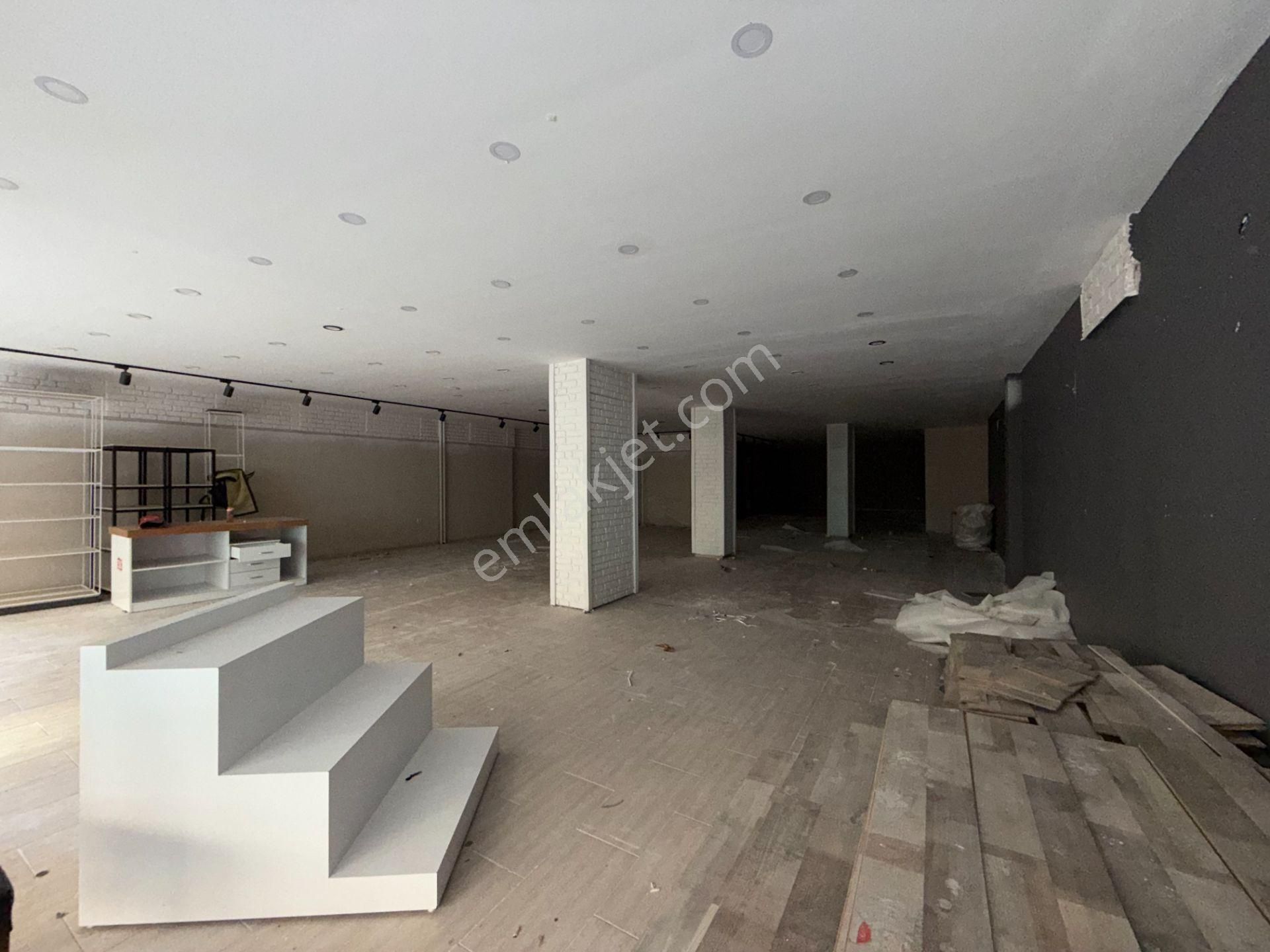 Seferihisar Ana Cadde Üzerinde Cam Vitrinli 350 M² Kiralık Dükkân - Görsel 9