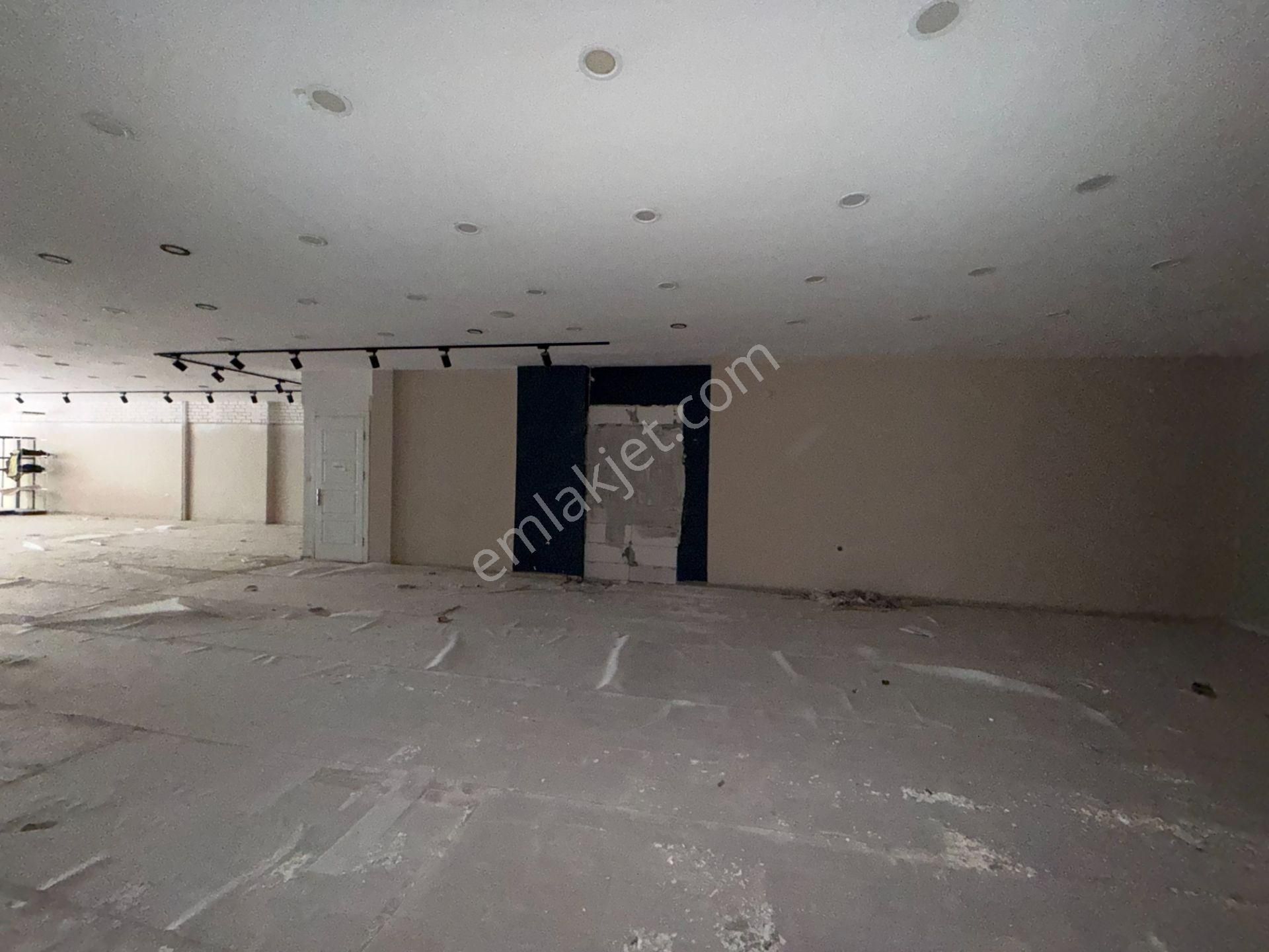 Seferihisar Ana Cadde Üzerinde Cam Vitrinli 350 M² Kiralık Dükkân - Görsel 4