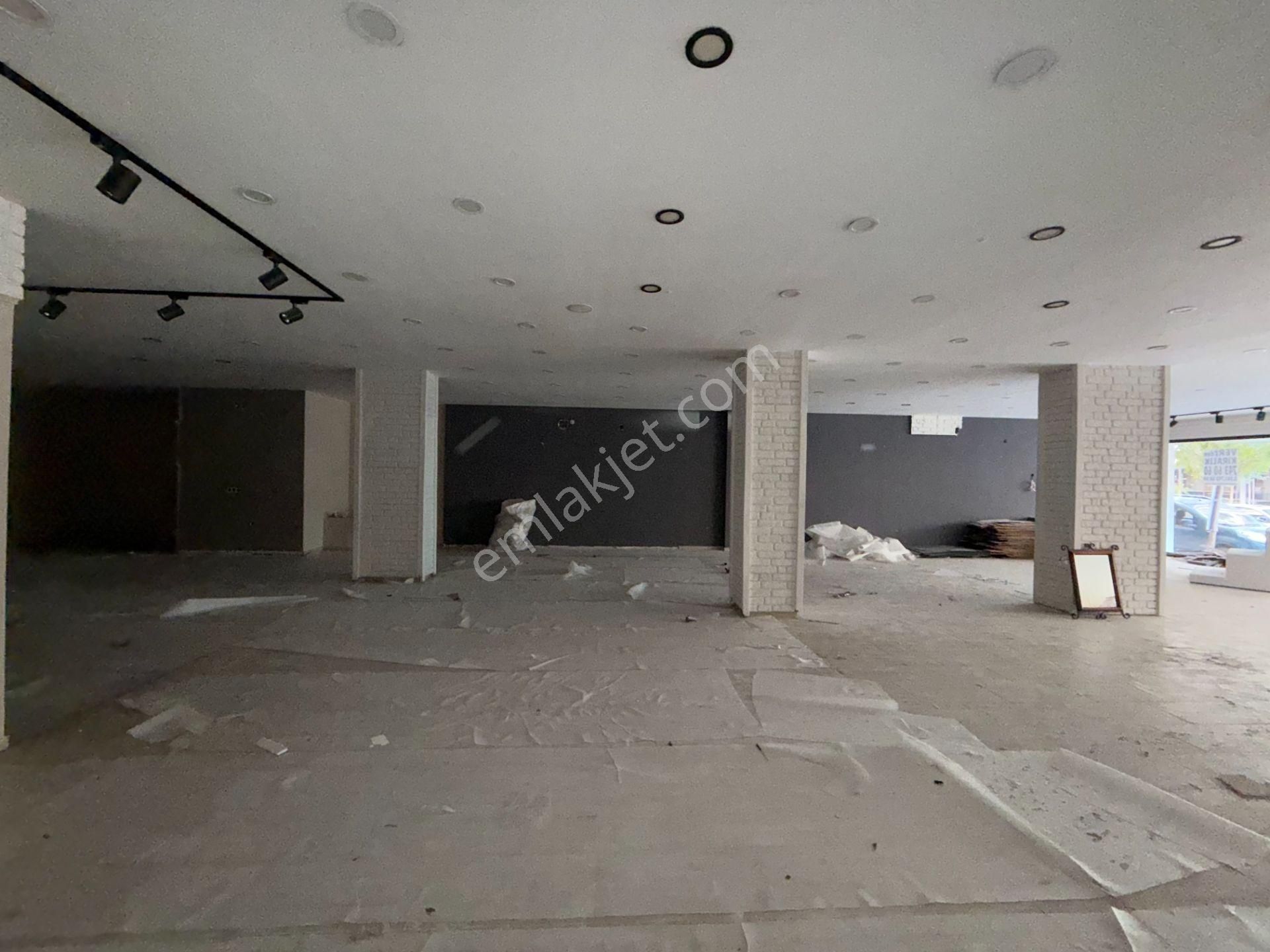 Seferihisar Ana Cadde Üzerinde Cam Vitrinli 350 M² Kiralık Dükkân - Görsel 6