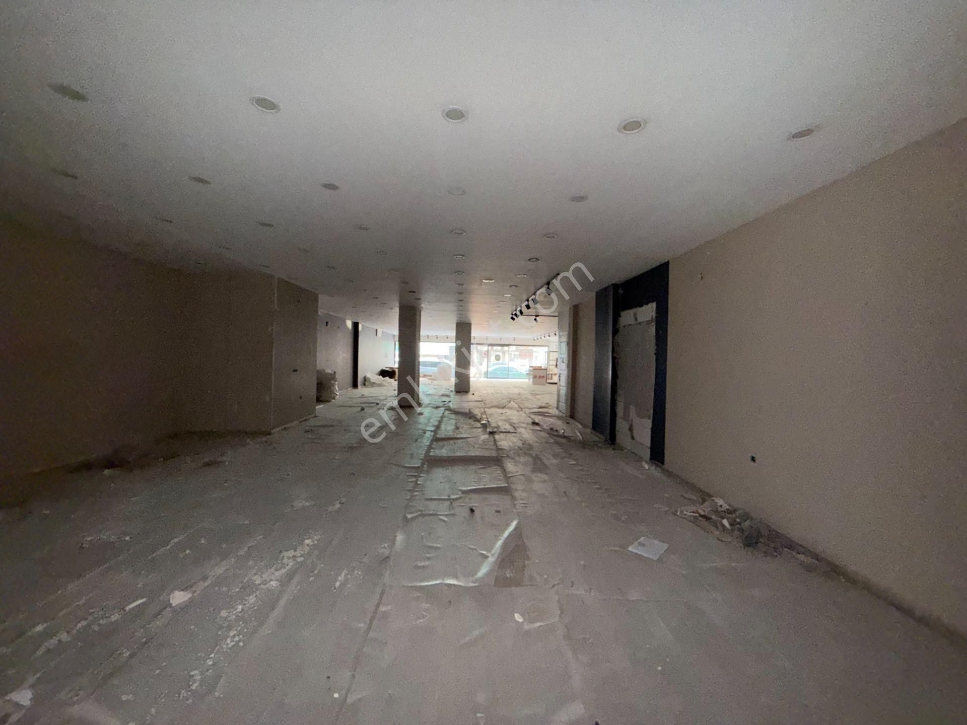 Seferihisar Ana Cadde Üzerinde Cam Vitrinli 350 M² Kiralık Dükkân - Görsel 5
