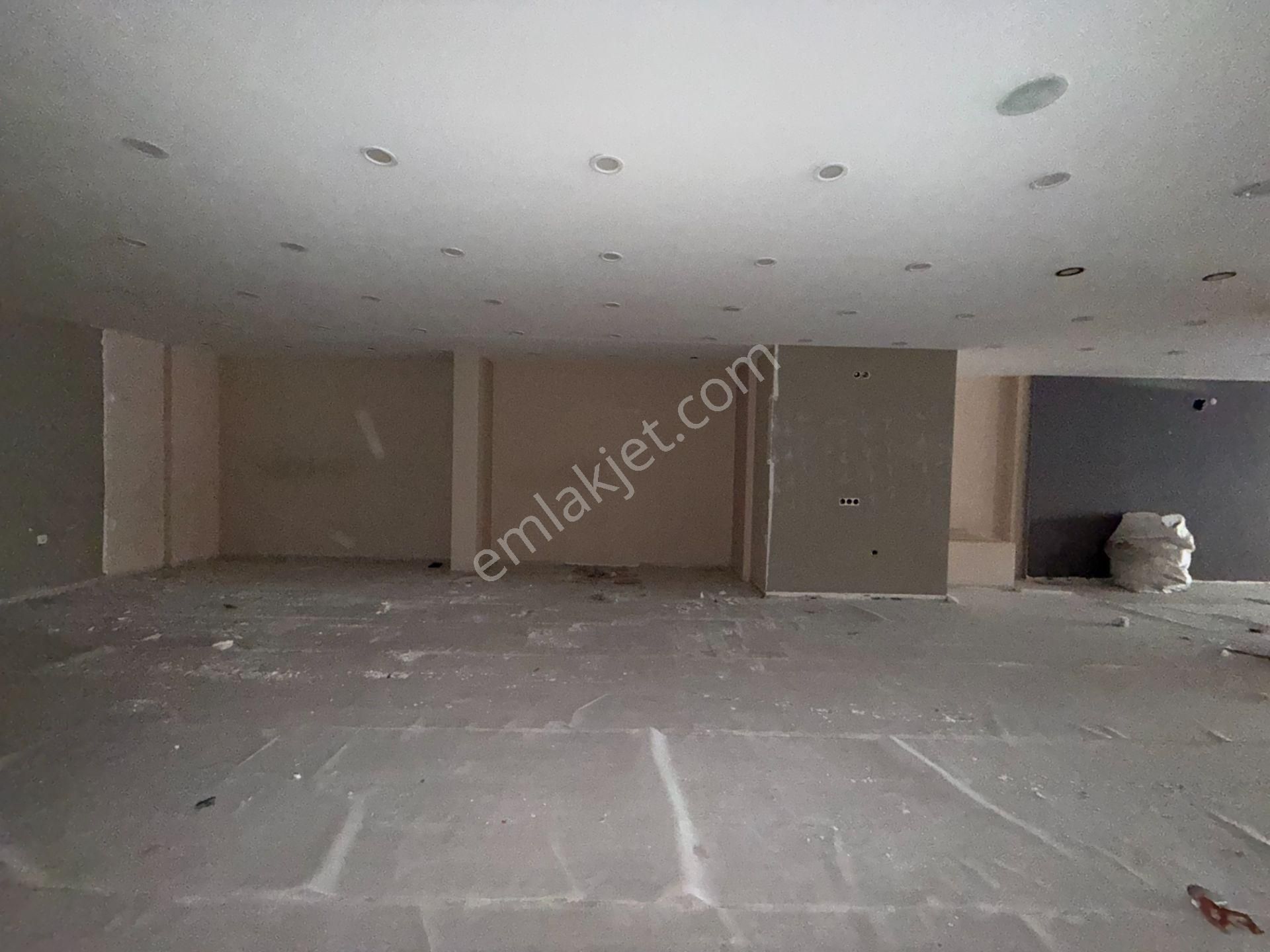 Seferihisar Ana Cadde Üzerinde Cam Vitrinli 350 M² Kiralık Dükkân - Görsel 2