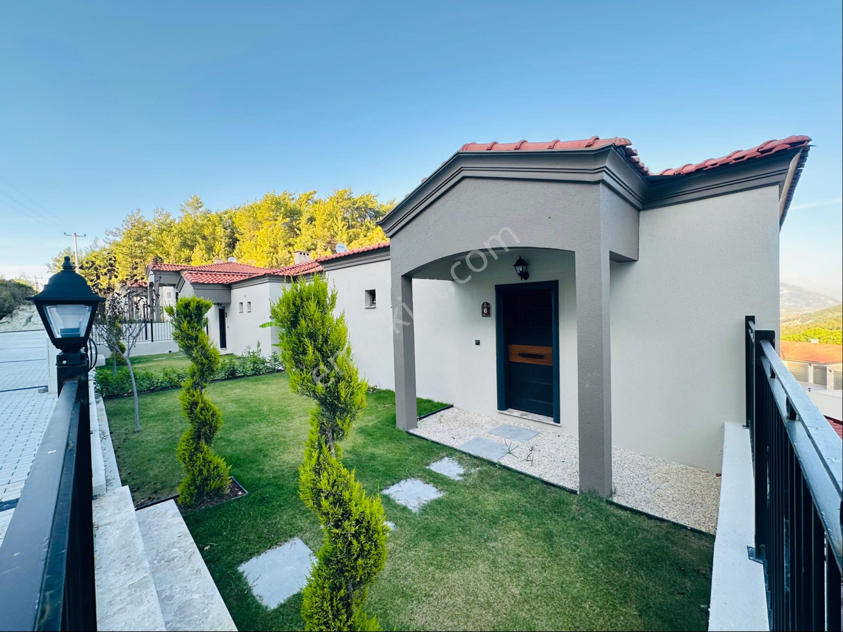 Kuşadası Davutlar Ağaçlıda Konsept 2+1 Tek Kat Bahceli Daire