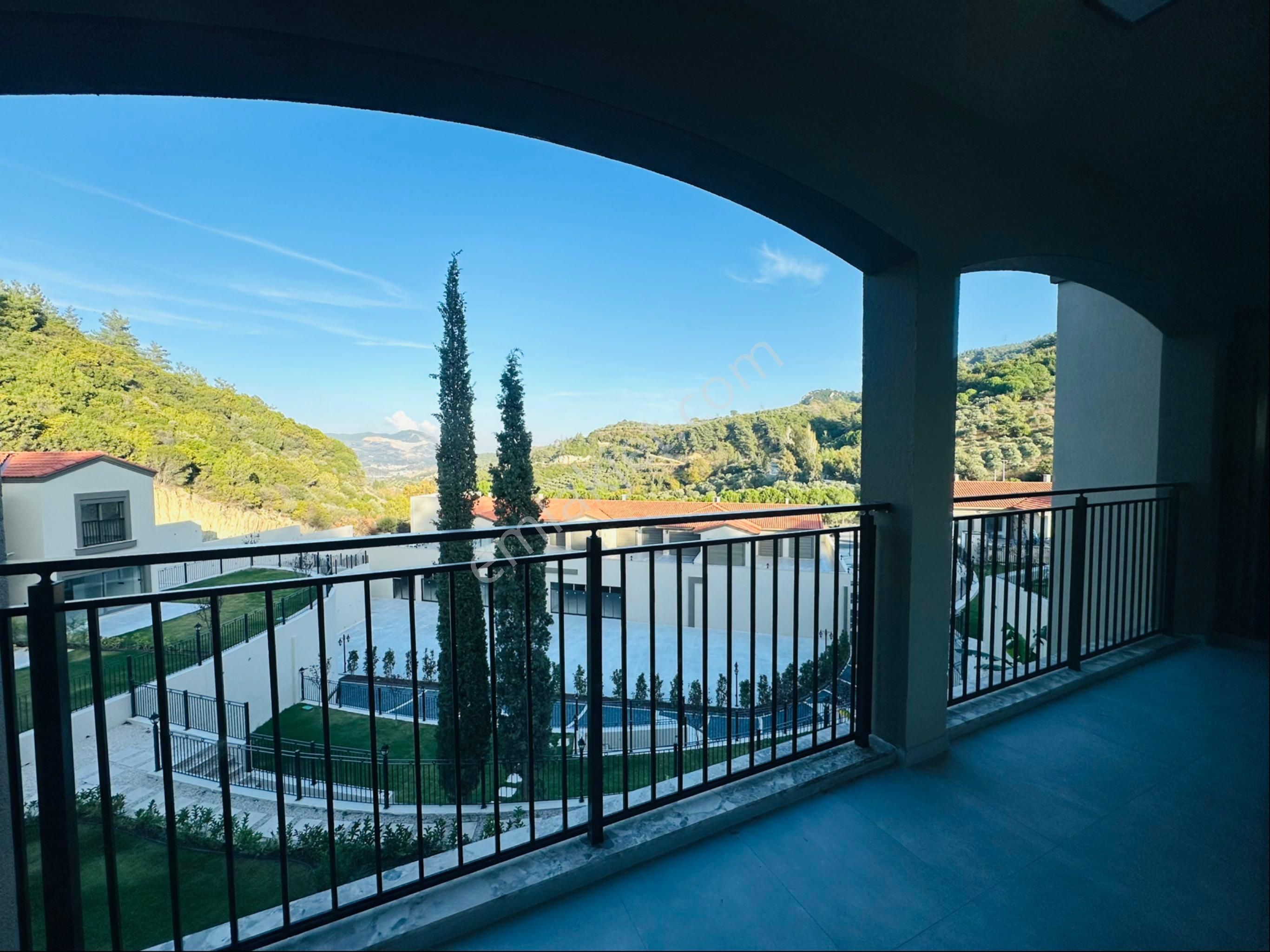 Kuşadası Davutlar Ağaçlıda Konsept 2+1 Tek Kat Bahceli Daire - Görsel 13