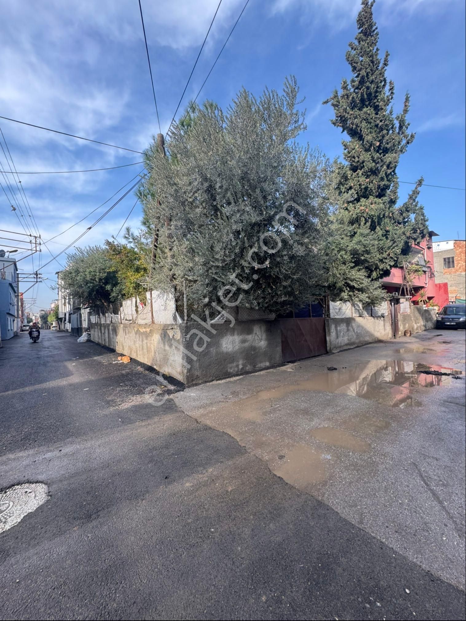 Şakirpaşa Uçak Mahallesinde Tek Katlı Bahçeli Müstakil Ev