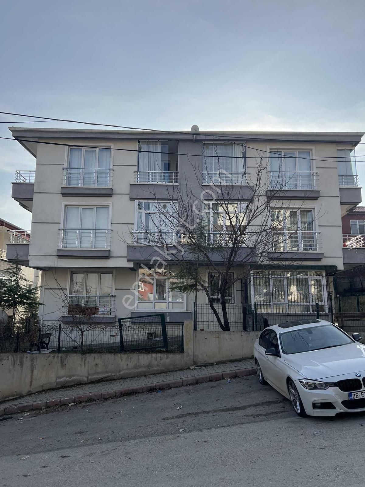 Kuzey Emlaktan Yakacık Merkezde Çok Acil Satılık 3+1 Daire