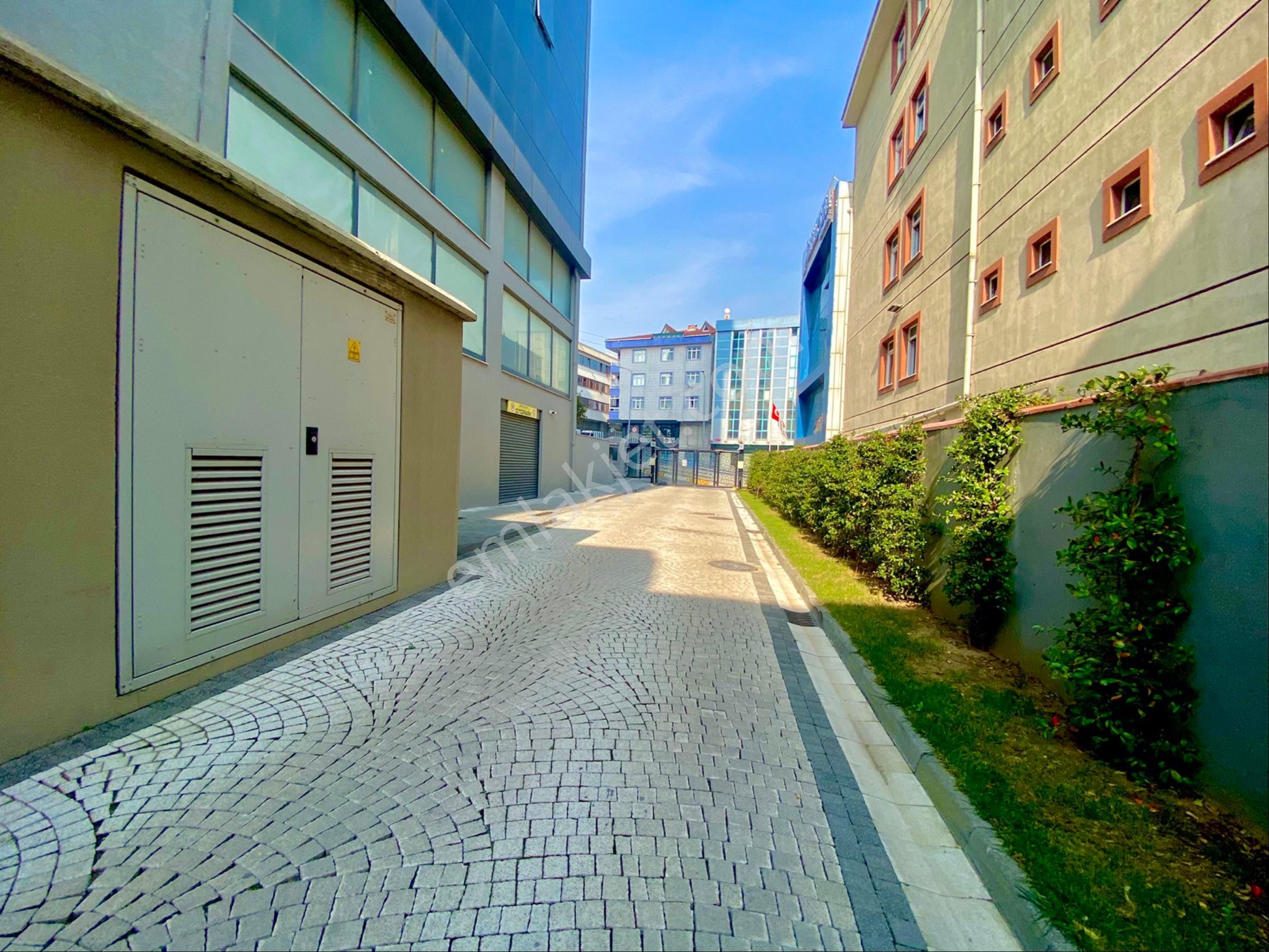 Güneşli Siyah Kule Plaza'da Şehir Manzaralı Eşyalı Hazır Ofis - Görsel 21