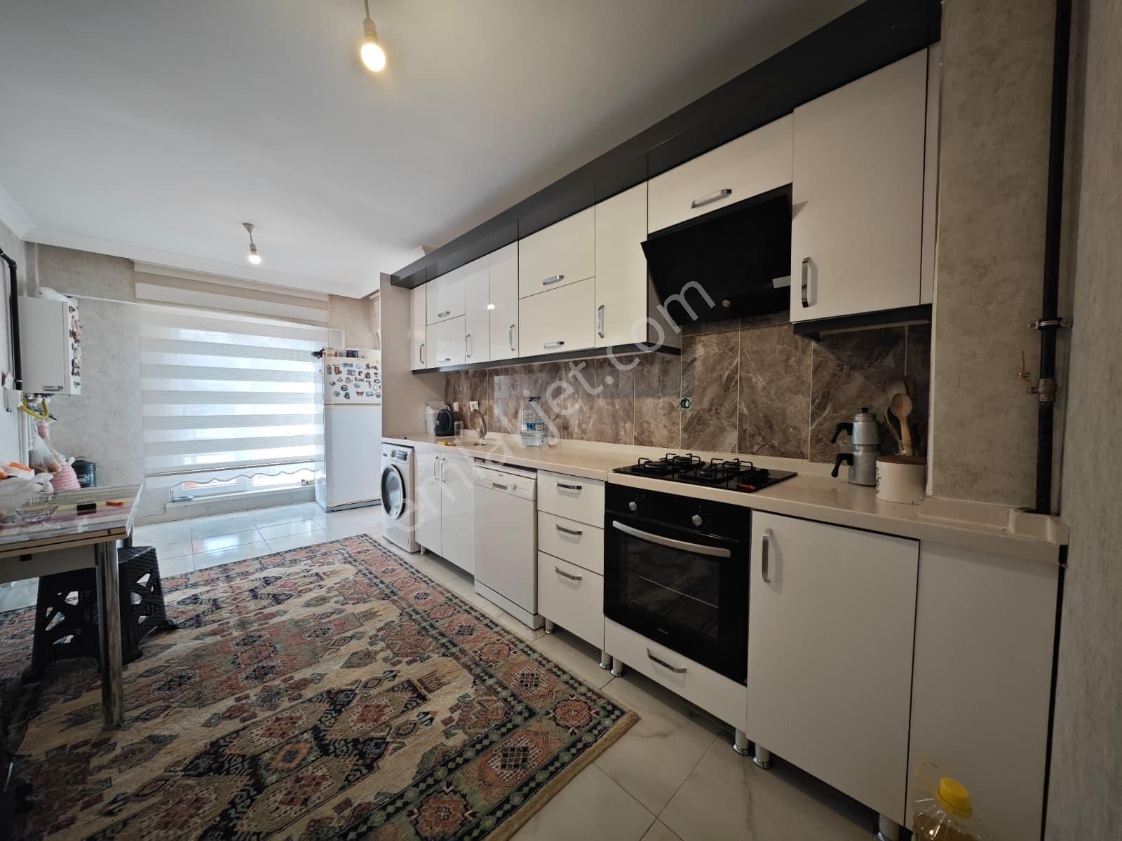 Feridunçelik'te Cadde Üzerinde Asansörlü Yapılı 3+1 Katta Satılık Daire !!