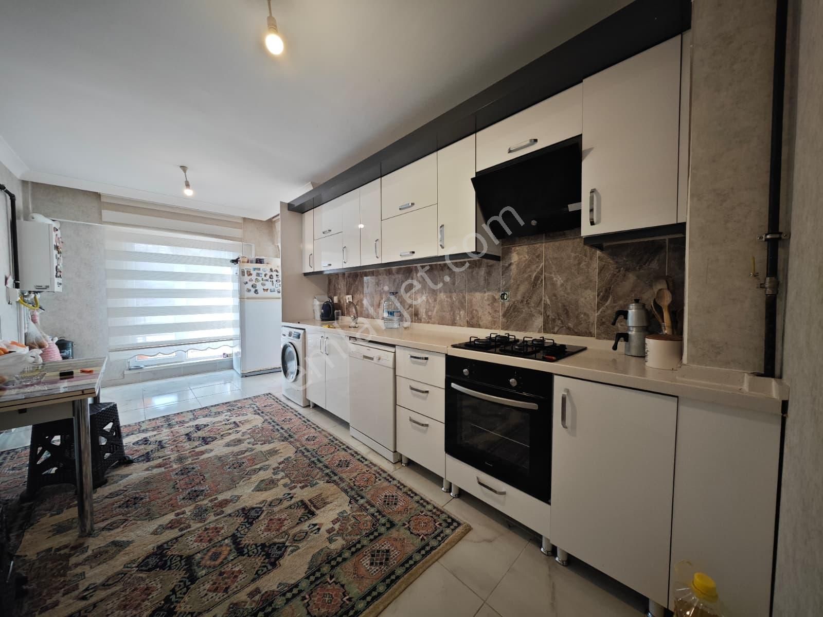 Feridunçelik'te Cadde Üzerinde Asansörlü Yapılı 3+1 Katta Satılık Daire !! - Görsel 2