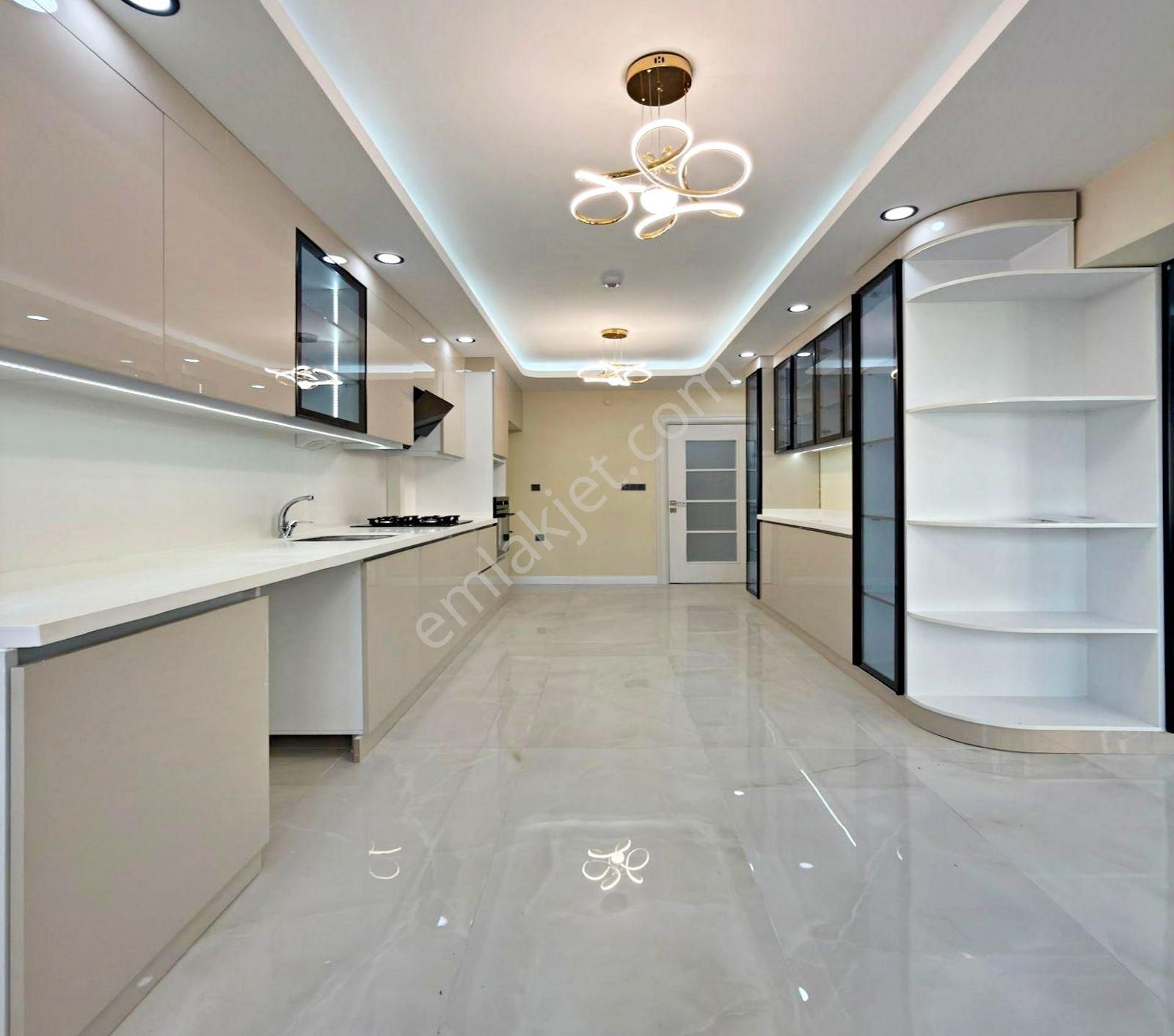 Beylikdüzü Beykent'te Site İçi Tadilatlı 3+1 185m² Satılık Daire - Görsel 2