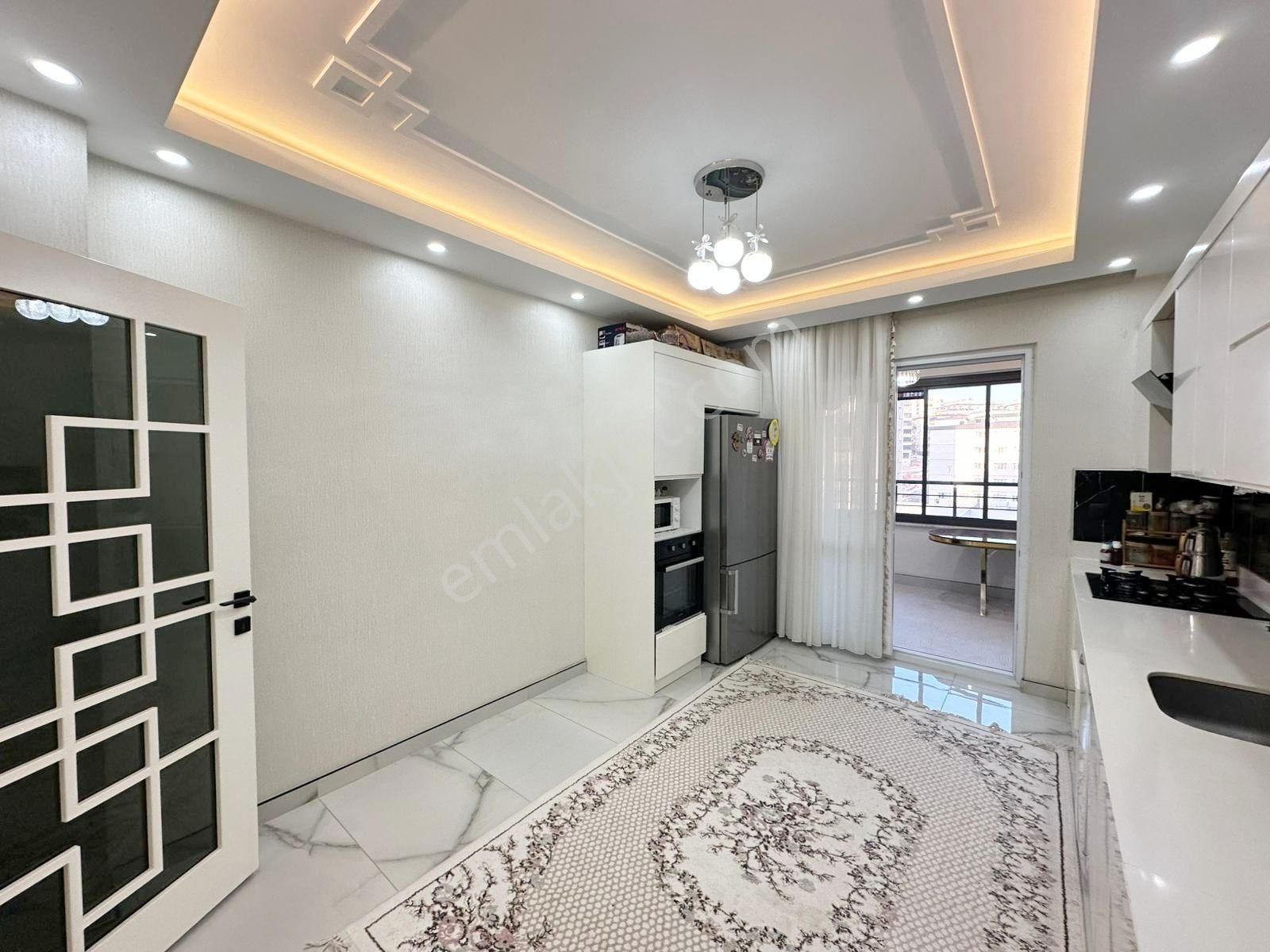 Belkız'da Cadde Üzeri Yemek Odalı Her Şeyi Yapılı Arakat 2.5+1 - Görsel 4