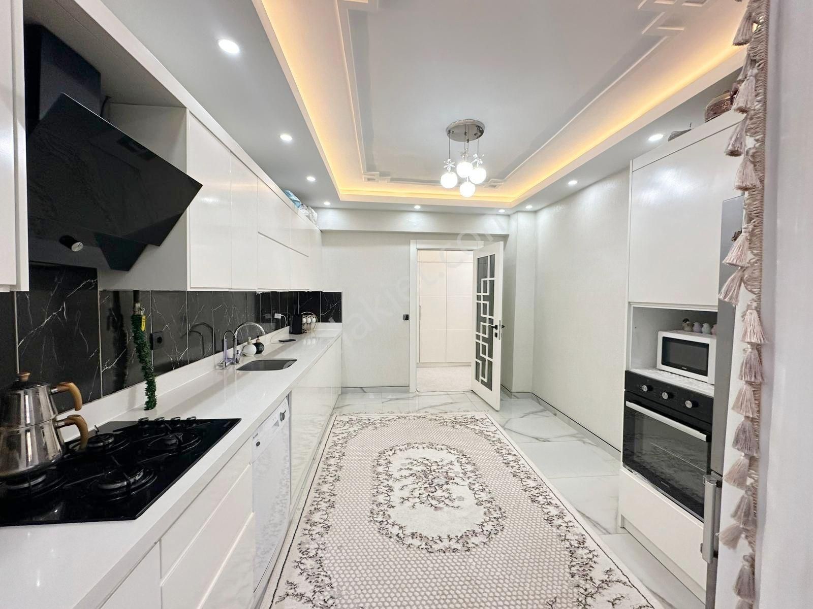 Belkız'da Cadde Üzeri Yemek Odalı Her Şeyi Yapılı Arakat 2.5+1 - Görsel 5