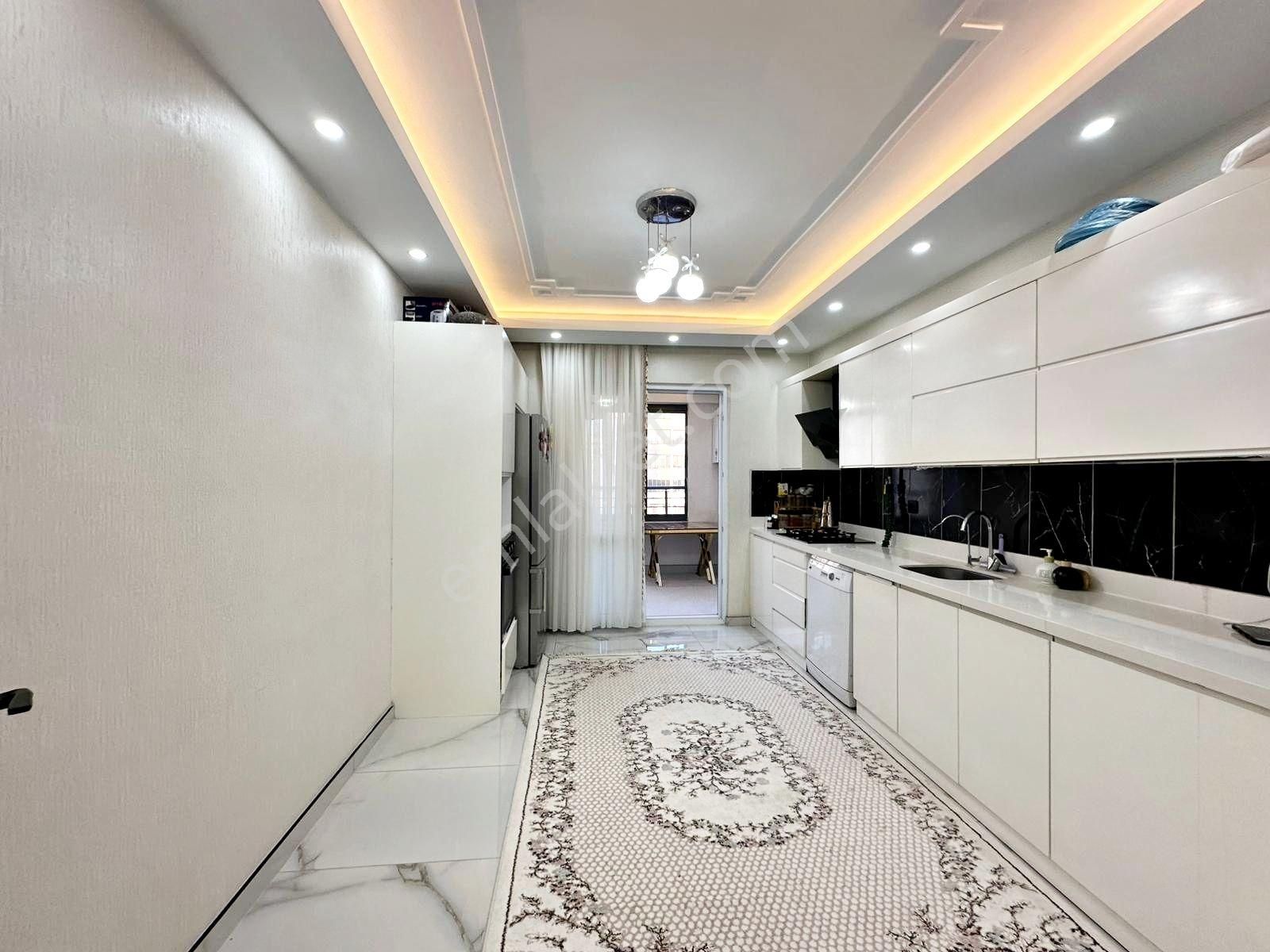 Belkız'da Cadde Üzeri Yemek Odalı Her Şeyi Yapılı Arakat 2.5+1 - Görsel 3