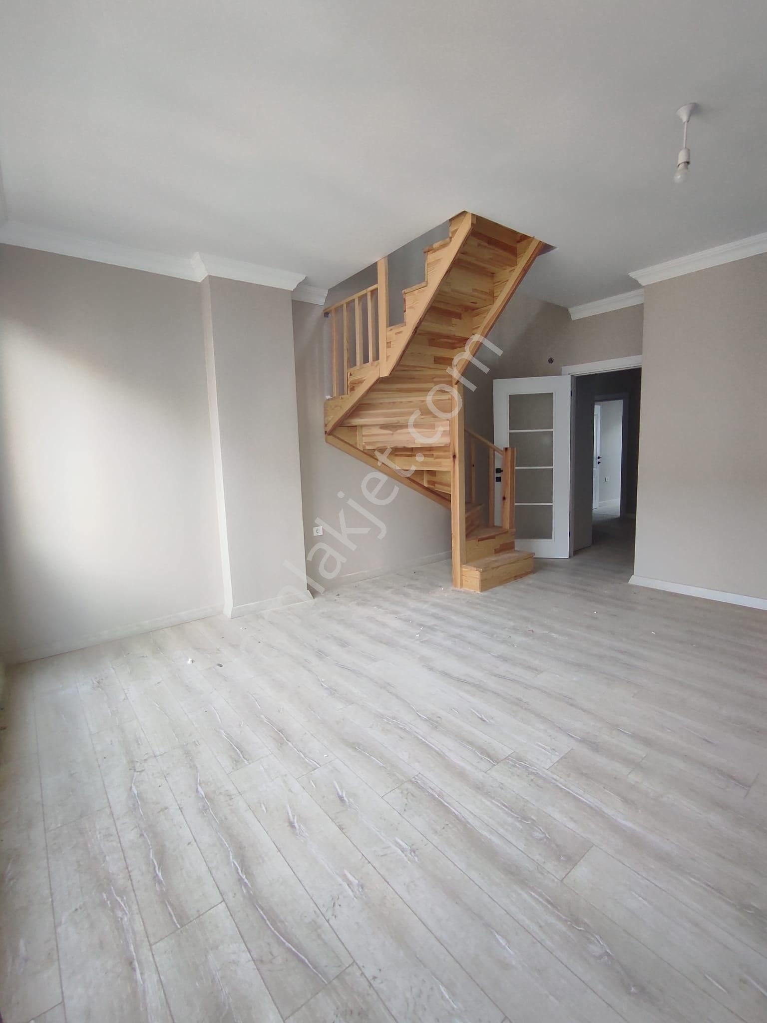 Demokrasi Caddesi Metroya Yakın Asansörlü 3+1 Üst Dubleks - Görsel 13