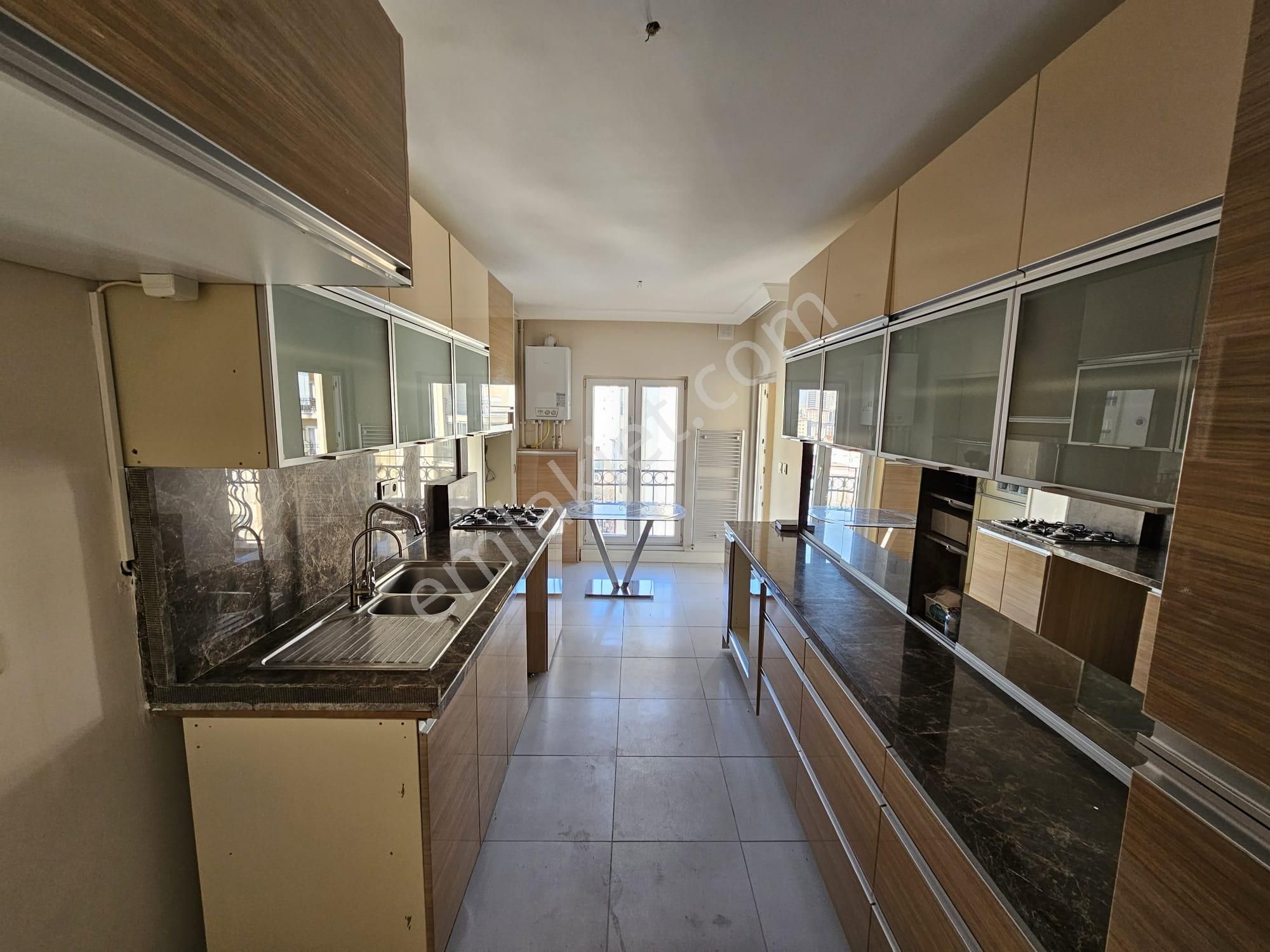 Ataşehir İçerenköy Kiptaş Evleri'nde 3+1 Balkonlu 145m2 Kiralık Boş Daire - Görsel 26