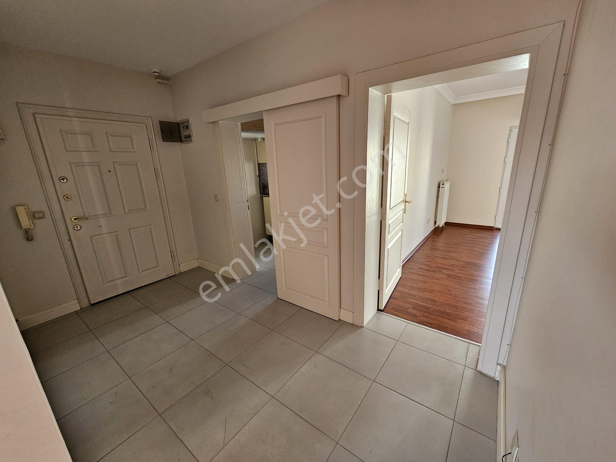 Ataşehir İçerenköy Kiptaş Evleri'nde 3+1 Balkonlu 145m2 Kiralık Boş Daire - Görsel 9