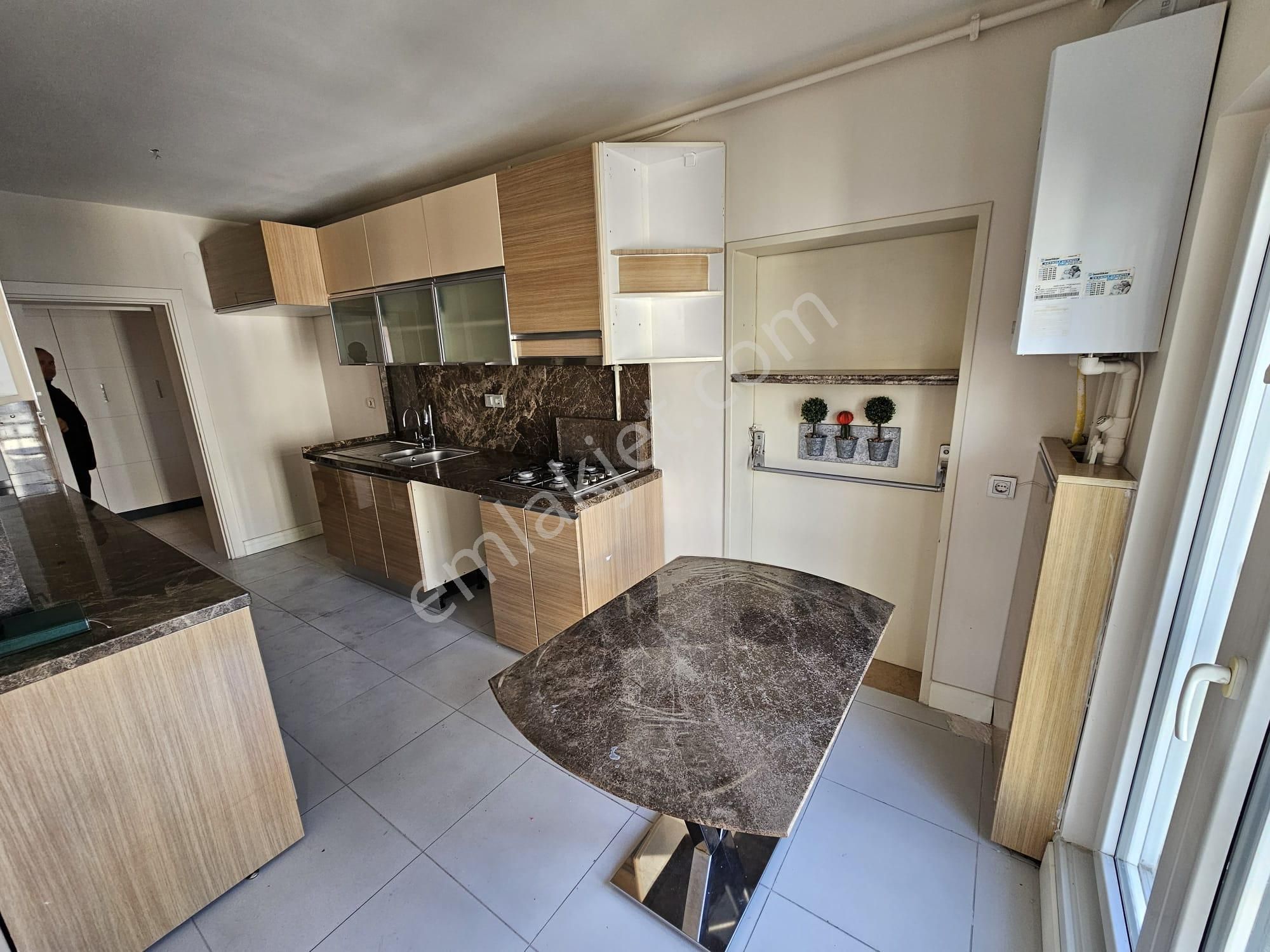 Ataşehir İçerenköy Kiptaş Evleri'nde 3+1 Balkonlu 145m2 Kiralık Boş Daire - Görsel 22