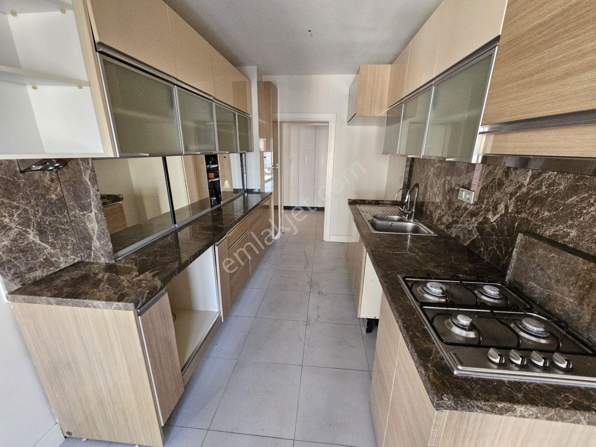 Ataşehir İçerenköy Kiptaş Evleri'nde 3+1 Balkonlu 145m2 Kiralık Boş Daire - Görsel 16