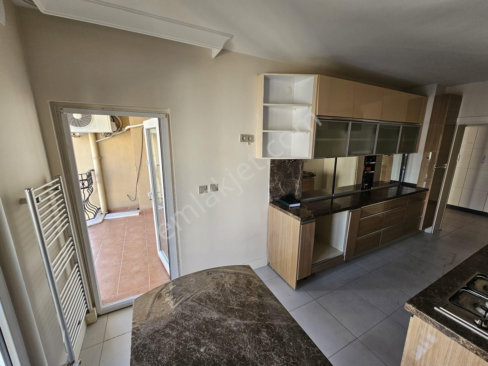 Ataşehir İçerenköy Kiptaş Evleri'nde 3+1 Balkonlu 145m2 Kiralık Boş Daire - Görsel 24