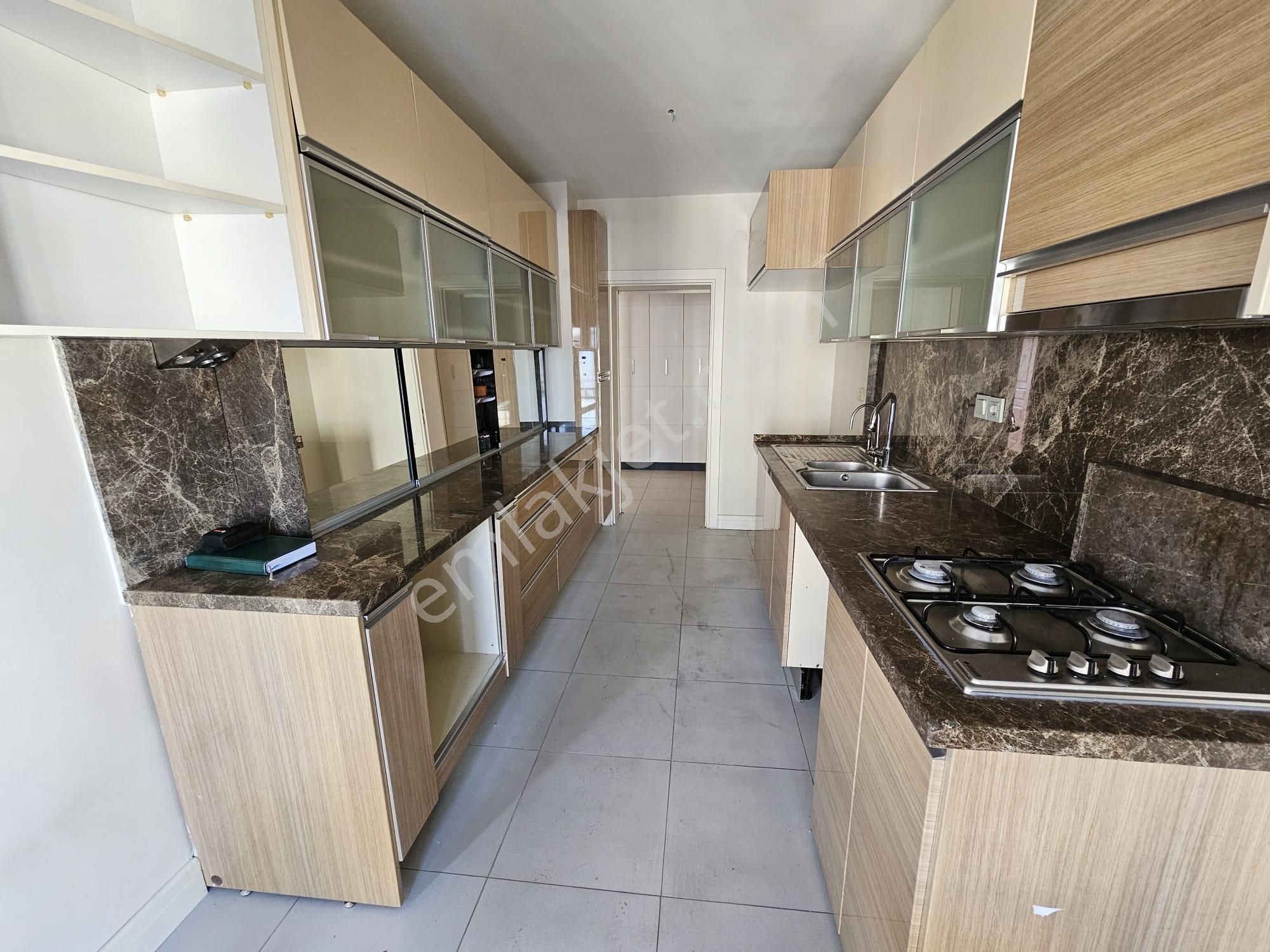 Ataşehir İçerenköy Kiptaş Evleri'nde 3+1 Balkonlu 145m2 Kiralık Boş Daire - Görsel 21