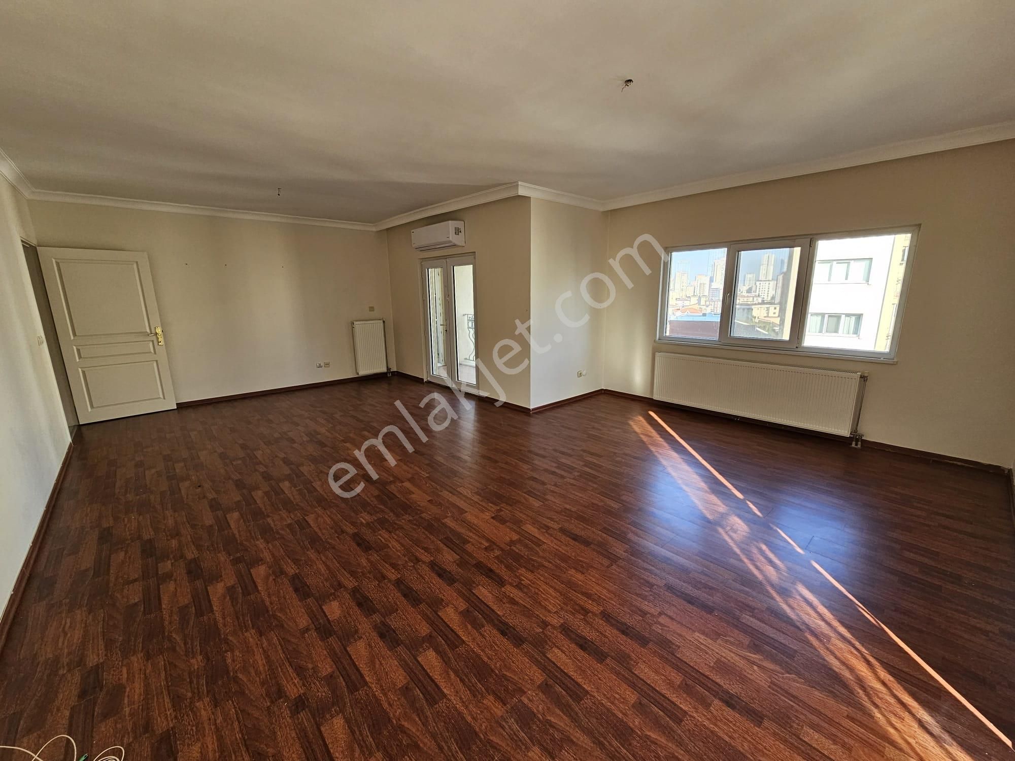 Ataşehir İçerenköy Kiptaş Evleri'nde 3+1 Balkonlu 145m2 Kiralık Boş Daire - Görsel 32