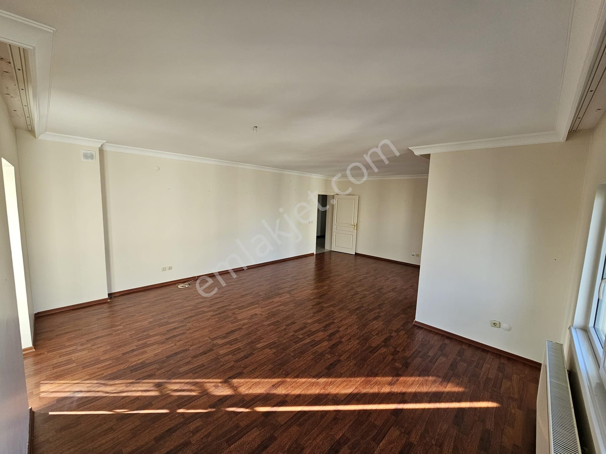 Ataşehir İçerenköy Kiptaş Evleri'nde 3+1 Balkonlu 145m2 Kiralık Boş Daire - Görsel 33