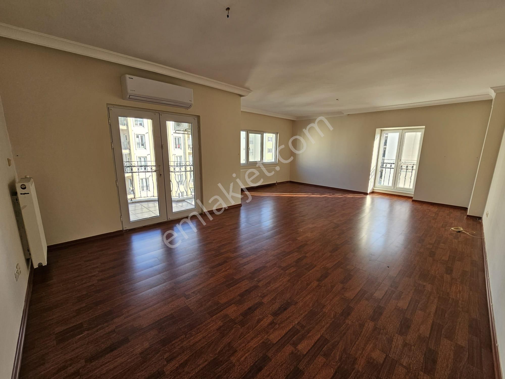 Ataşehir İçerenköy Kiptaş Evleri'nde 3+1 Balkonlu 145m2 Kiralık Boş Daire - Görsel 29