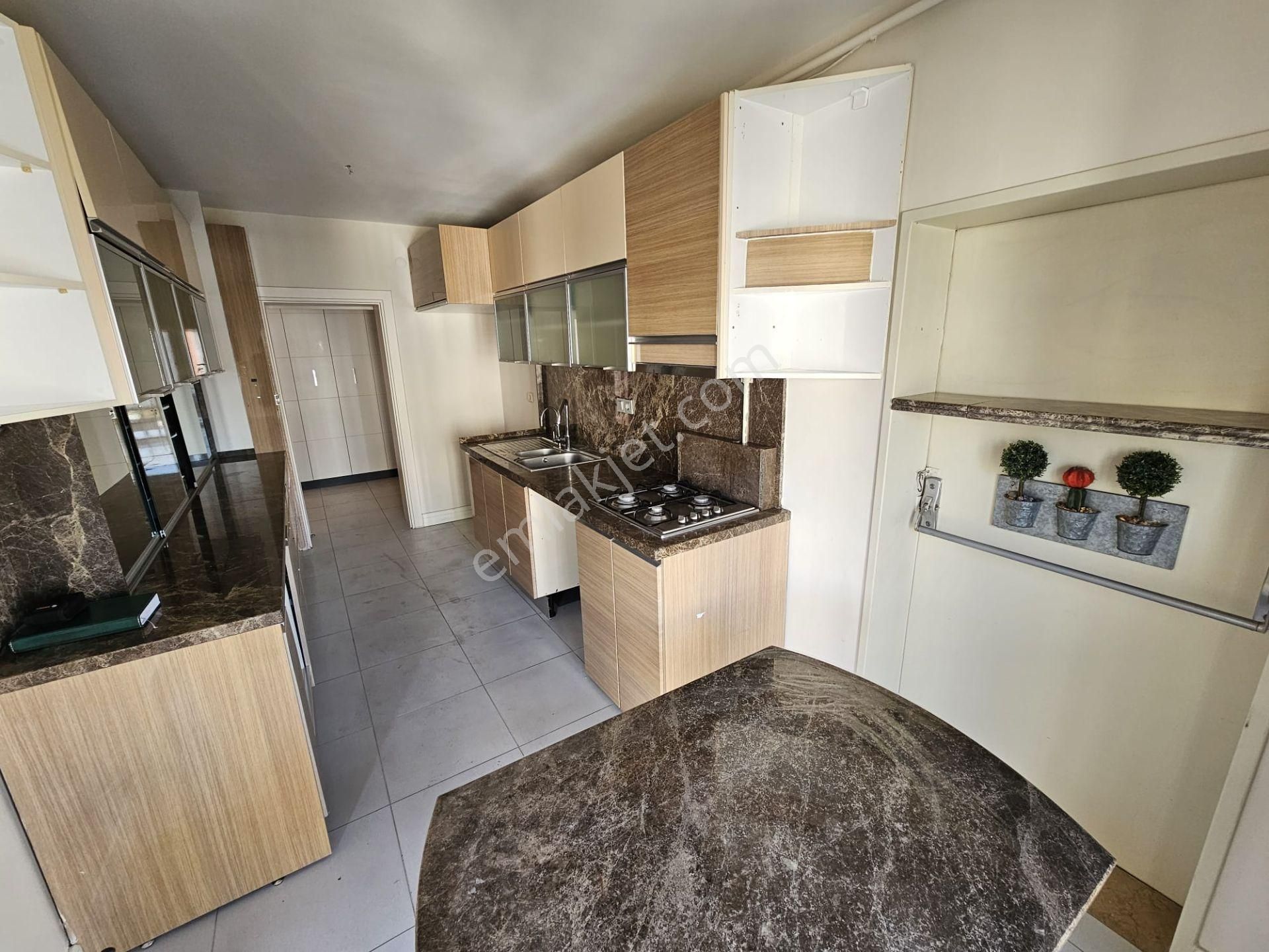 Ataşehir İçerenköy Kiptaş Evleri'nde 3+1 Balkonlu 145m2 Kiralık Boş Daire - Görsel 23