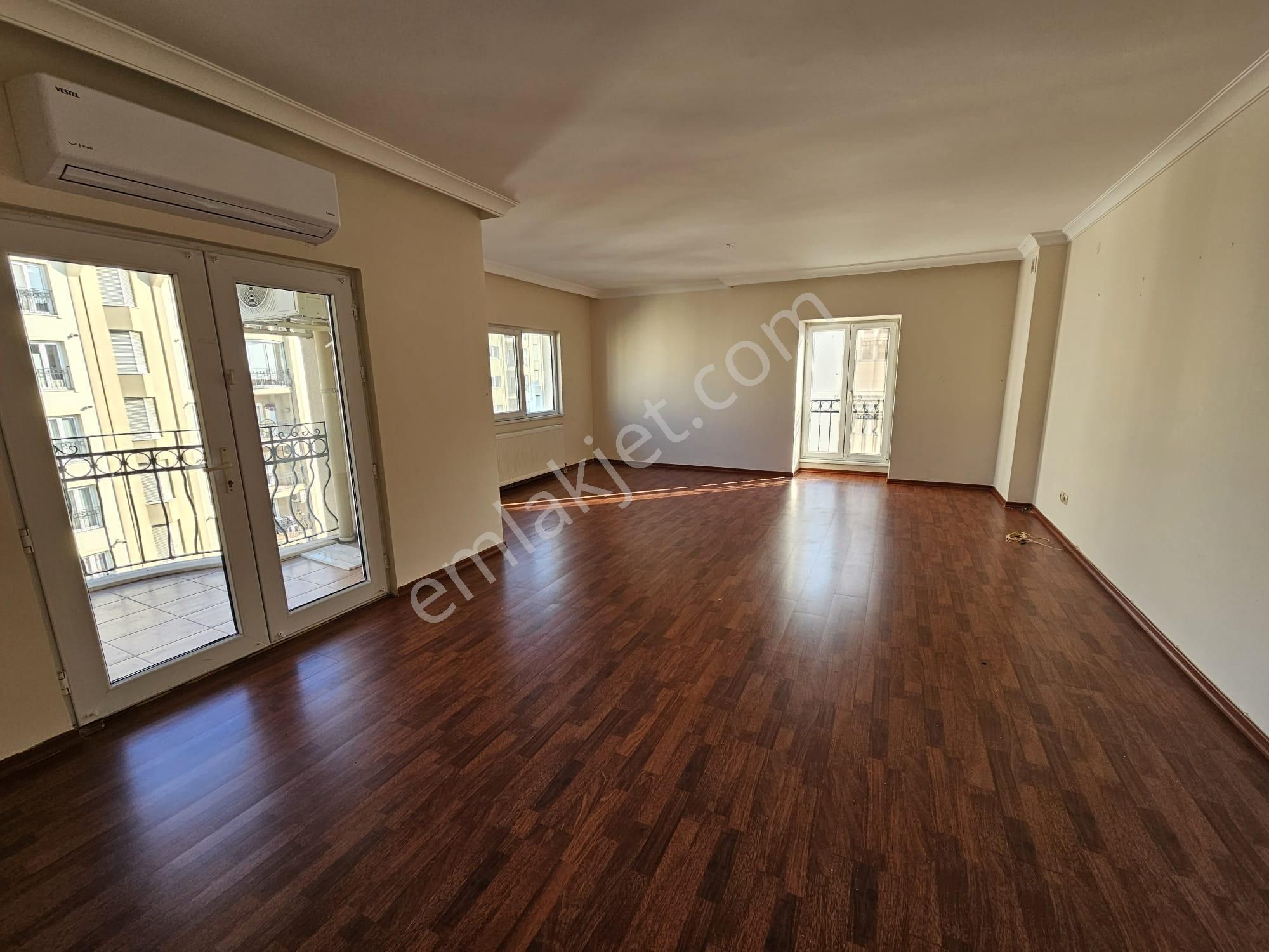 Ataşehir İçerenköy Kiptaş Evleri'nde 3+1 Balkonlu 145m2 Kiralık Boş Daire - Görsel 27