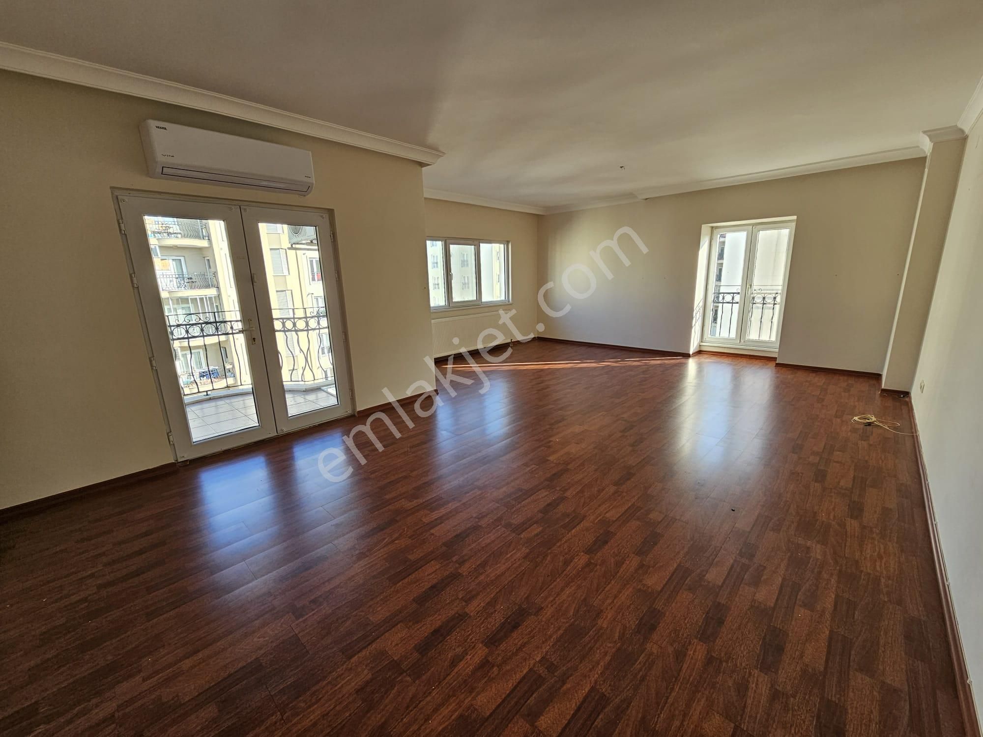 Ataşehir İçerenköy Kiptaş Evleri'nde 3+1 Balkonlu 145m2 Kiralık Boş Daire - Görsel 34