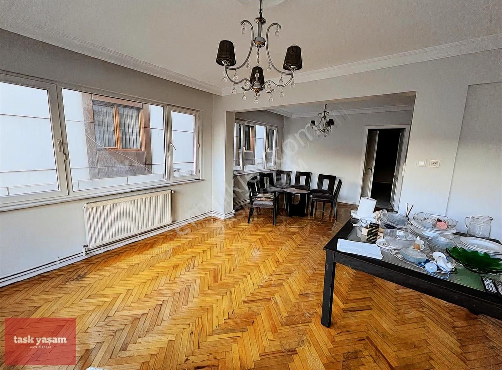 Valikonağına 100metre Yenilenmiş 2.5+1 Kısa Dönem Kiralık Daire - Görsel 2